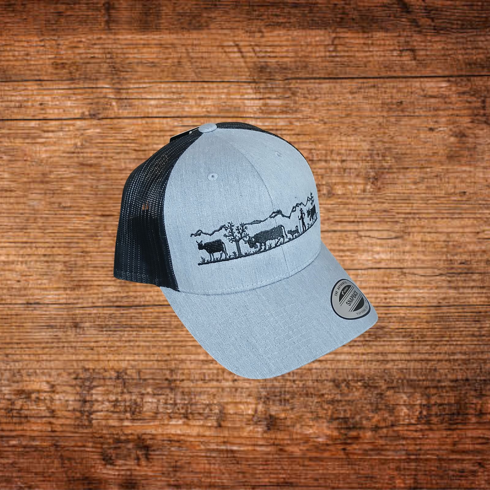 Snapback-Cap mit grau meliertem Stoff, schwarzem Mesh und Alpenlandschaft-Motiv