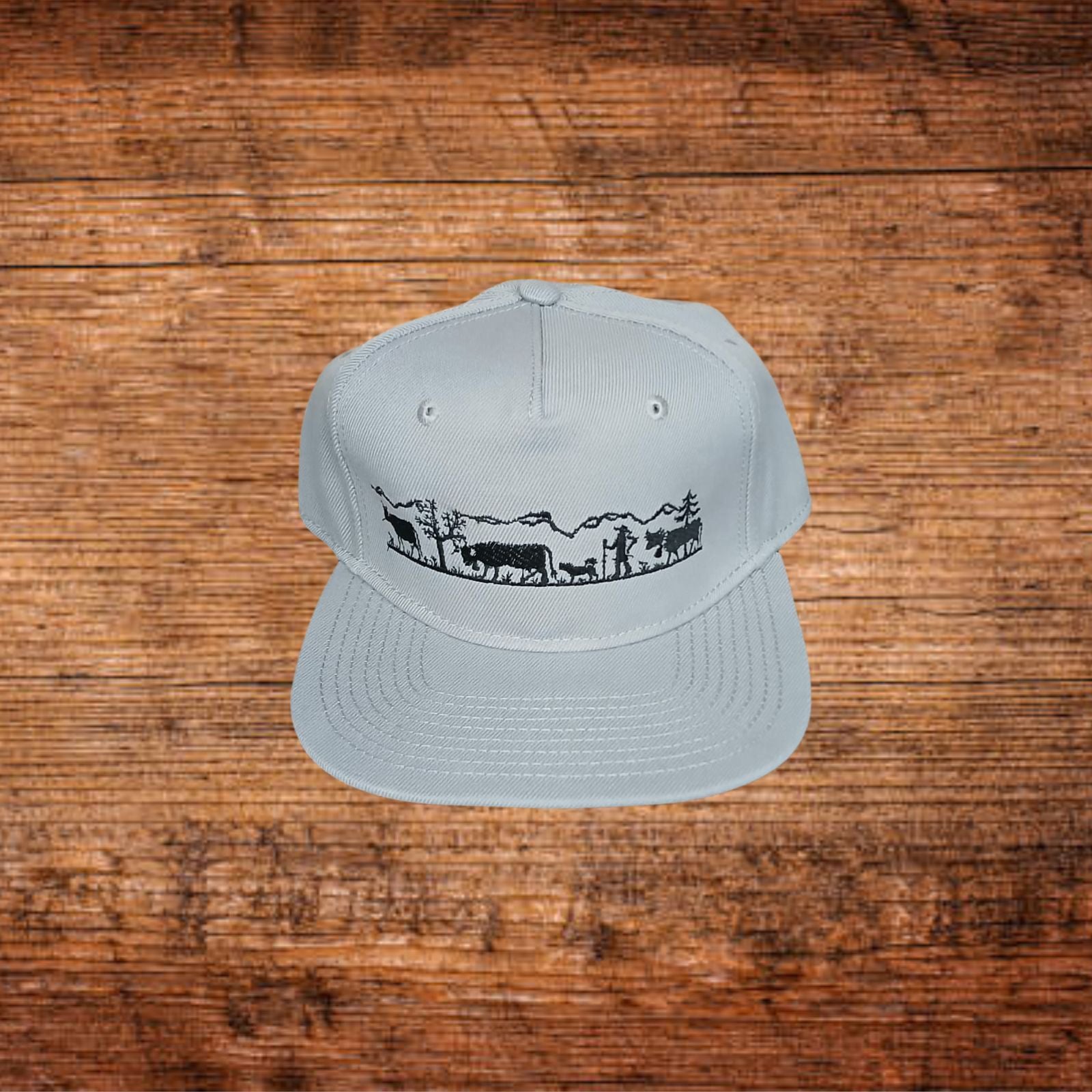 Snapback-Kappe hellblau mit schwarzem Alpaufzug-Landschaftsmotiv