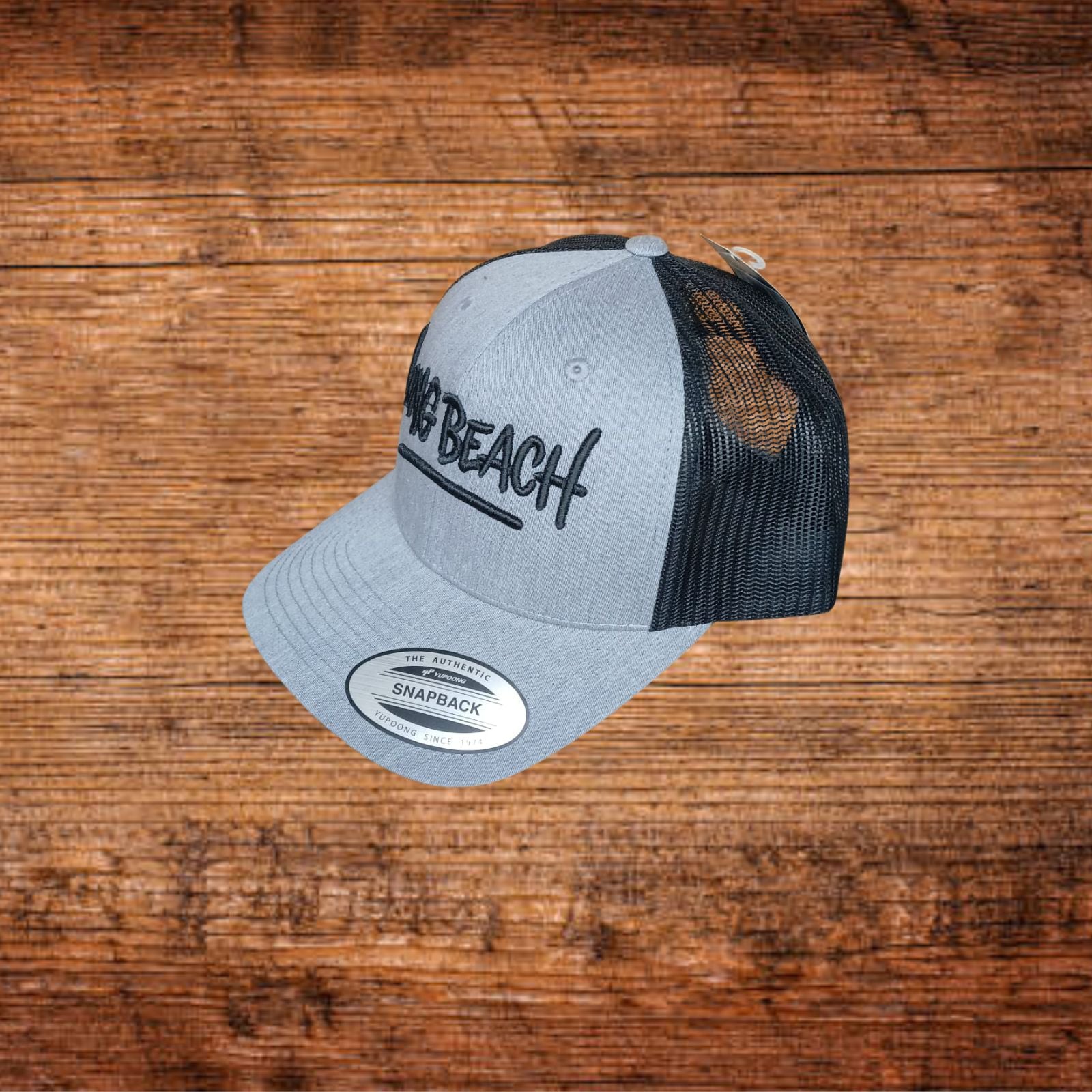 Snapback-Trucker Cap: hellgraue Front, schwarzes Mesh, 3D-Stickerei „Long Beach“
