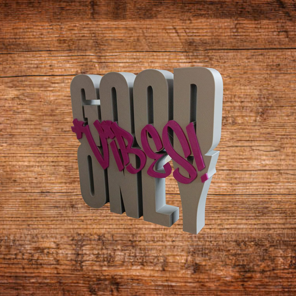 3D-Aufsteller mit Schriftzug „GOOD VIBES ONLY“, graue Buchstaben, magenta Details