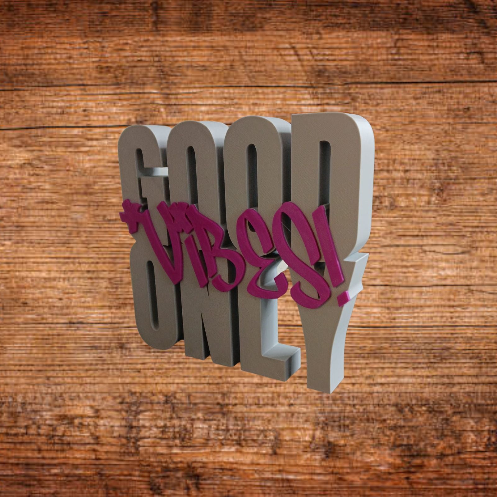 3D-Aufsteller mit Schriftzug „GOOD VIBES ONLY“, graue Buchstaben, magenta Details