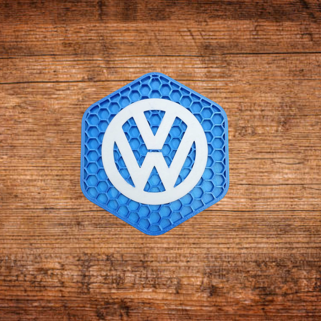 Blauer VW-Untersetzer mit weißem VW-Logo, sechseckigem Wabenmuster