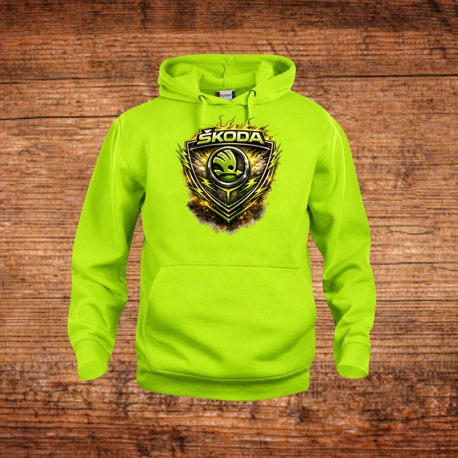 Neonfarbener Hoodie mit Kapuze und Škoda-Logo vorne