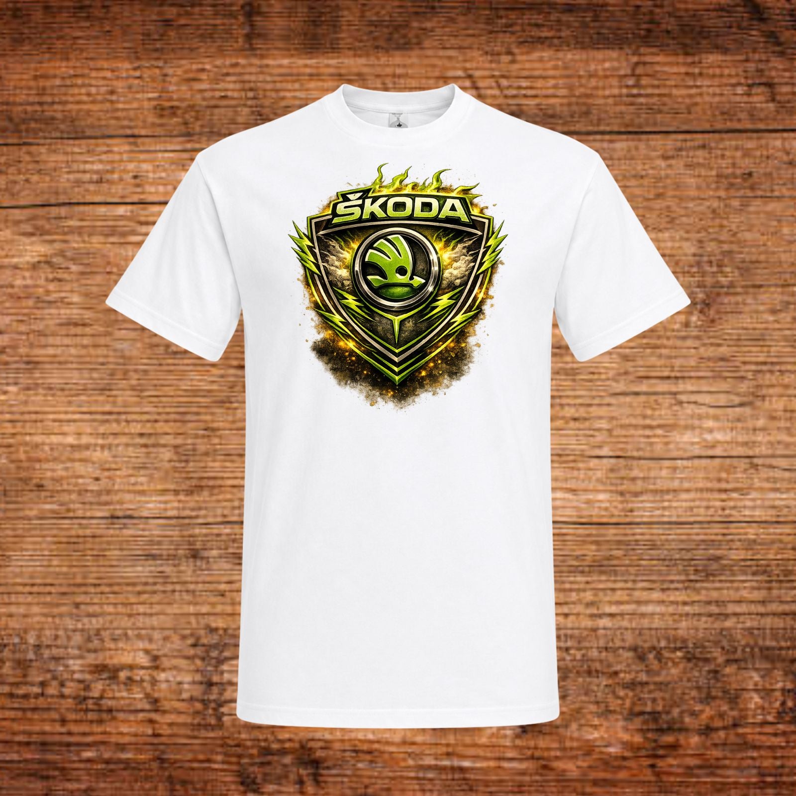 Weißes T‑Shirt mit Škoda Emblem auf der Vorderseite