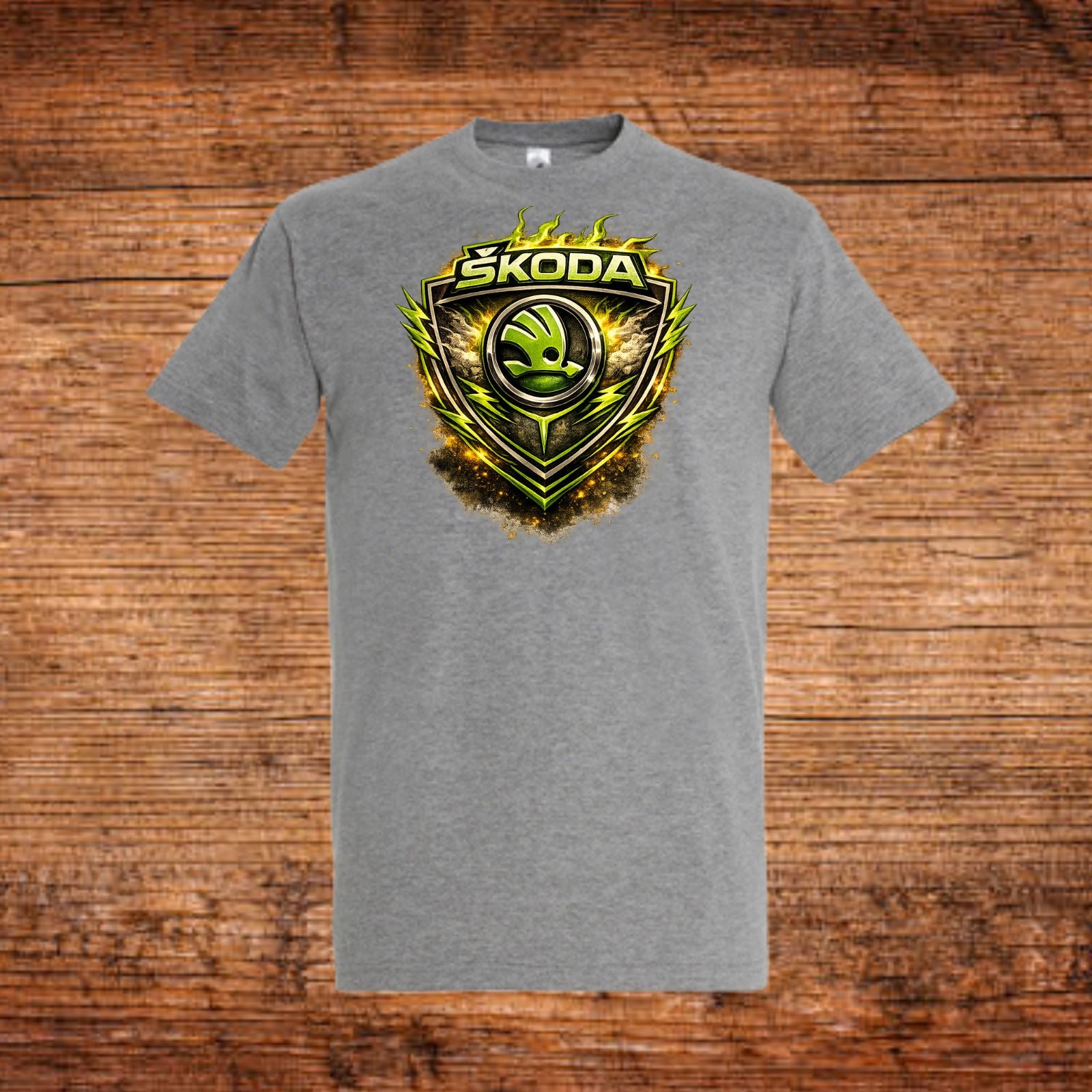 Graues T‑Shirt mit Škoda Emblem auf der Vorderseite