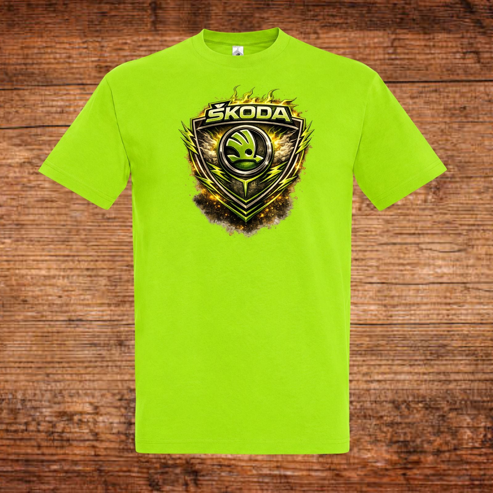 Neongrünes T‑Shirt mit Škoda Emblem auf der Vorderseite