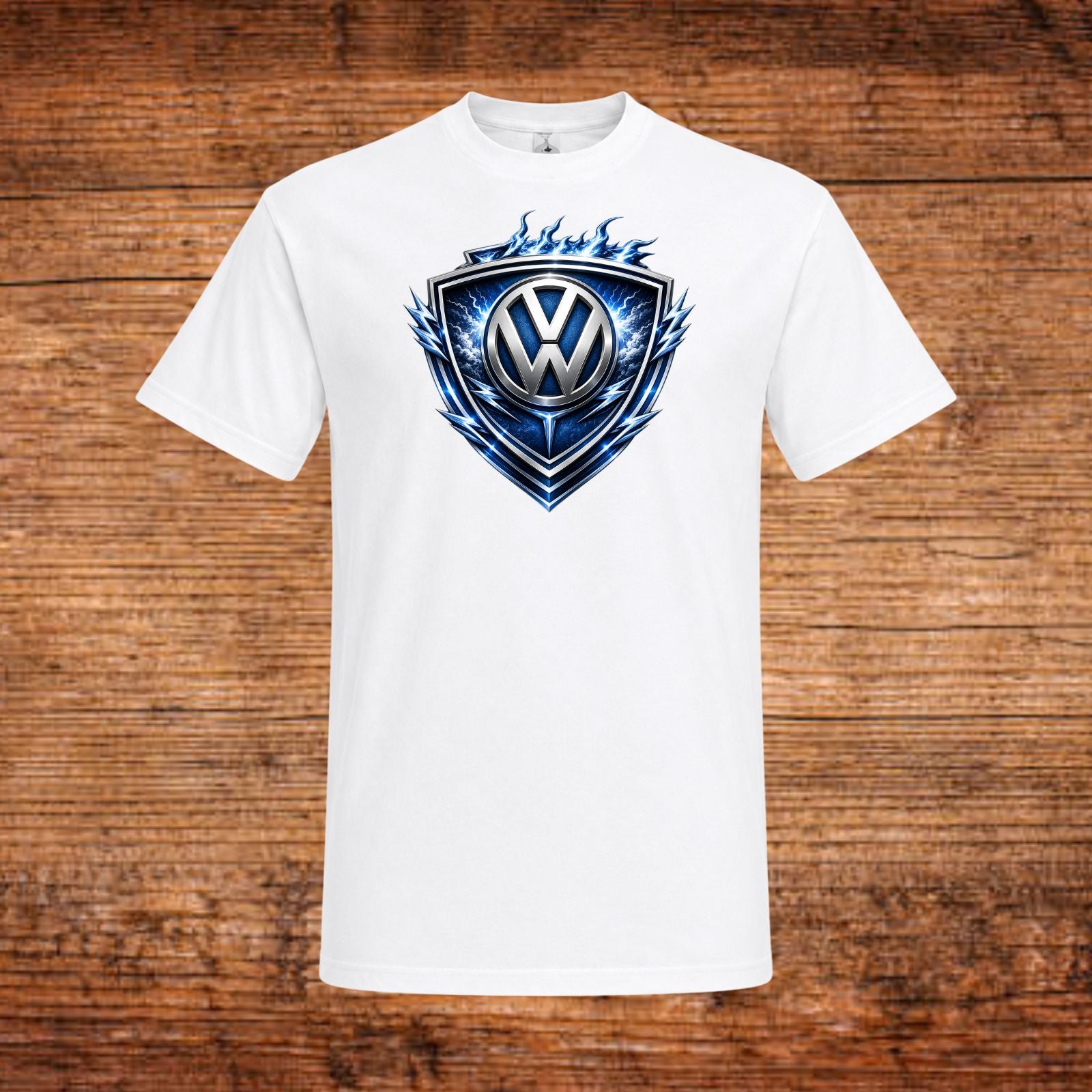 Weißes VW-T-Shirt mit blauem VW-Emblem auf der Vorderseite