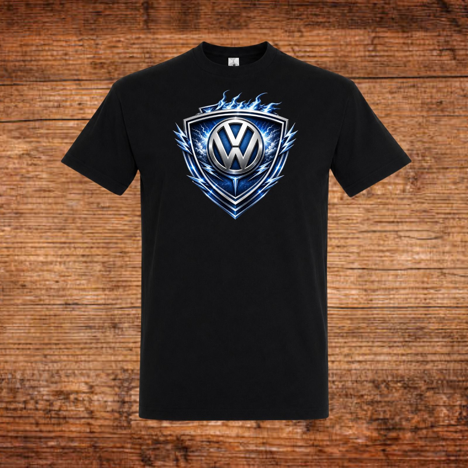 Schwarzes T-Shirt mit VW-Emblem im Flammenwappen
