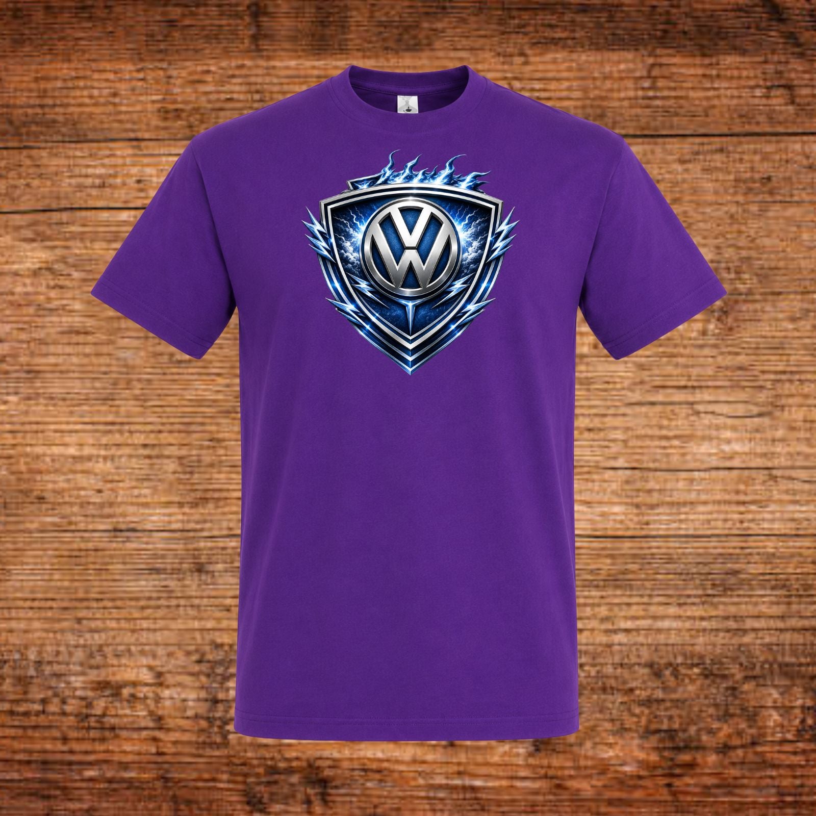 Lilaes VW-T-Shirt mit blauem VW-Emblem auf der Vorderseite