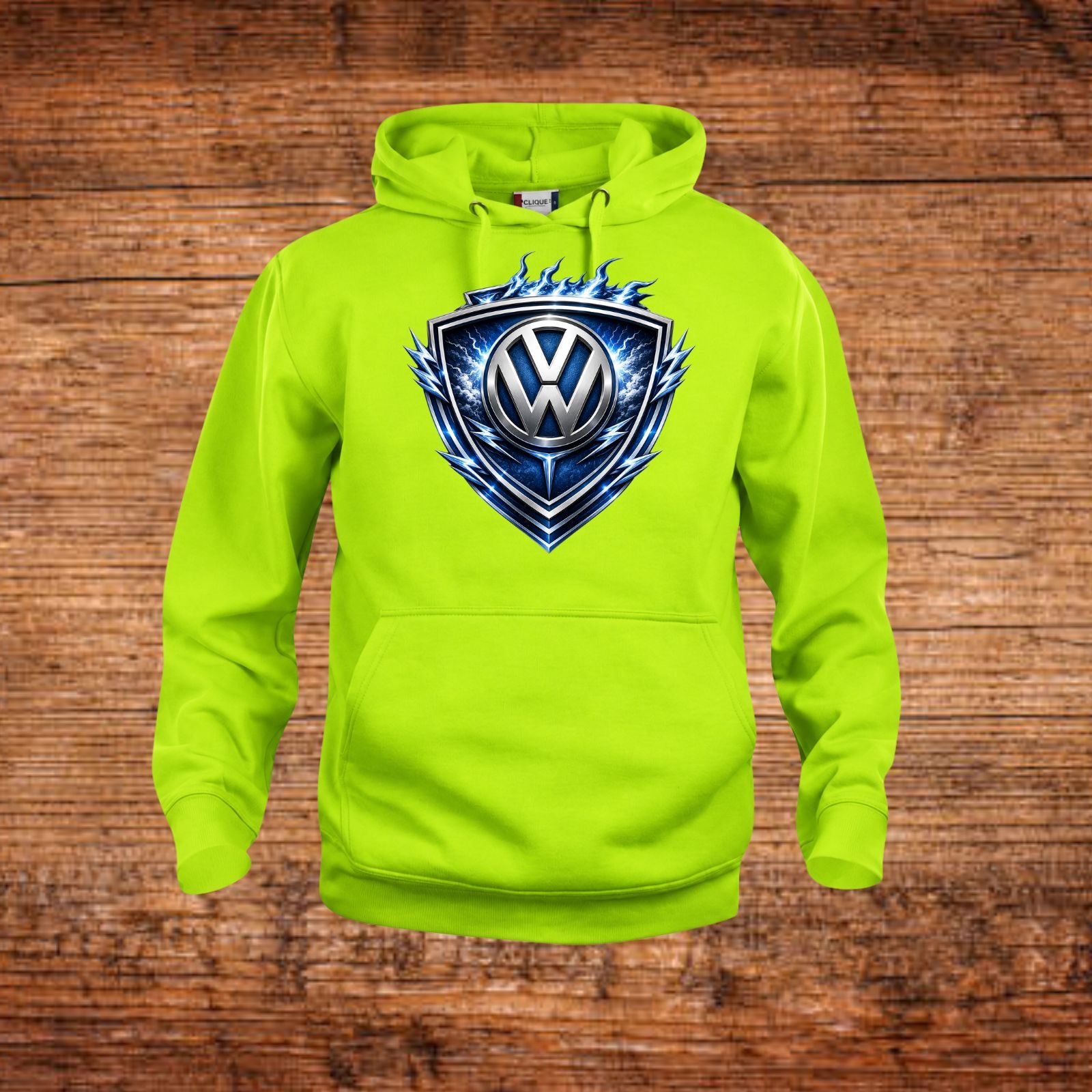 Neon-grüne Hoodie mit blauem VW-Emblem im Schild auf der Brust