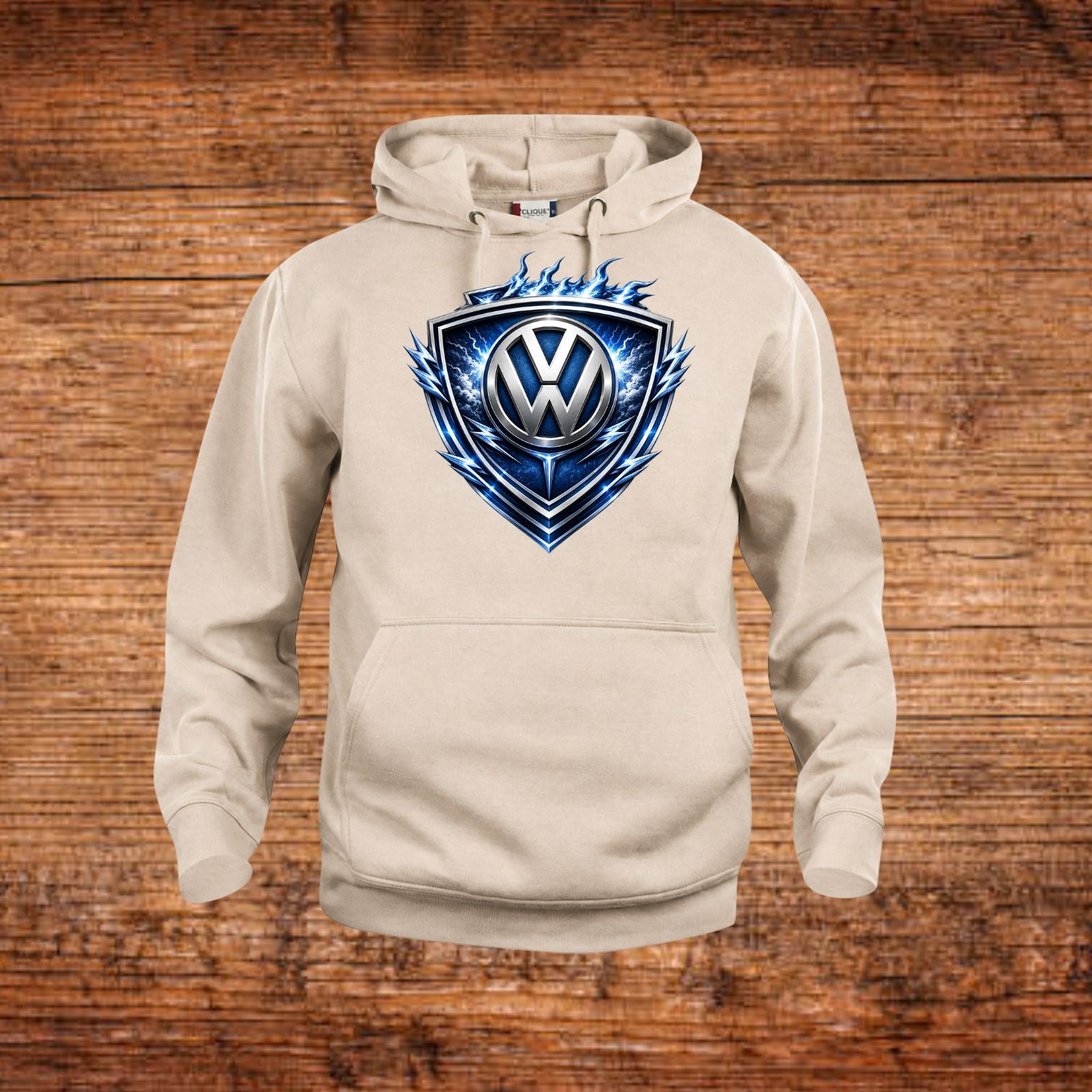 Beige Hoodie mit blauem VW-Emblem im Schild auf der Brust