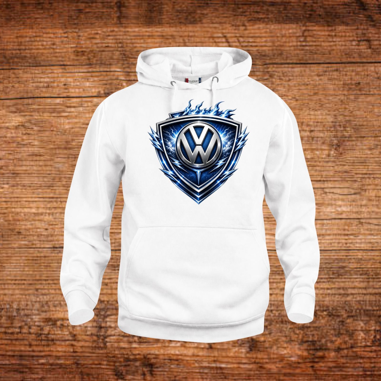 Weiße Hoodie mit blauem VW-Emblem im Schild auf der Brust