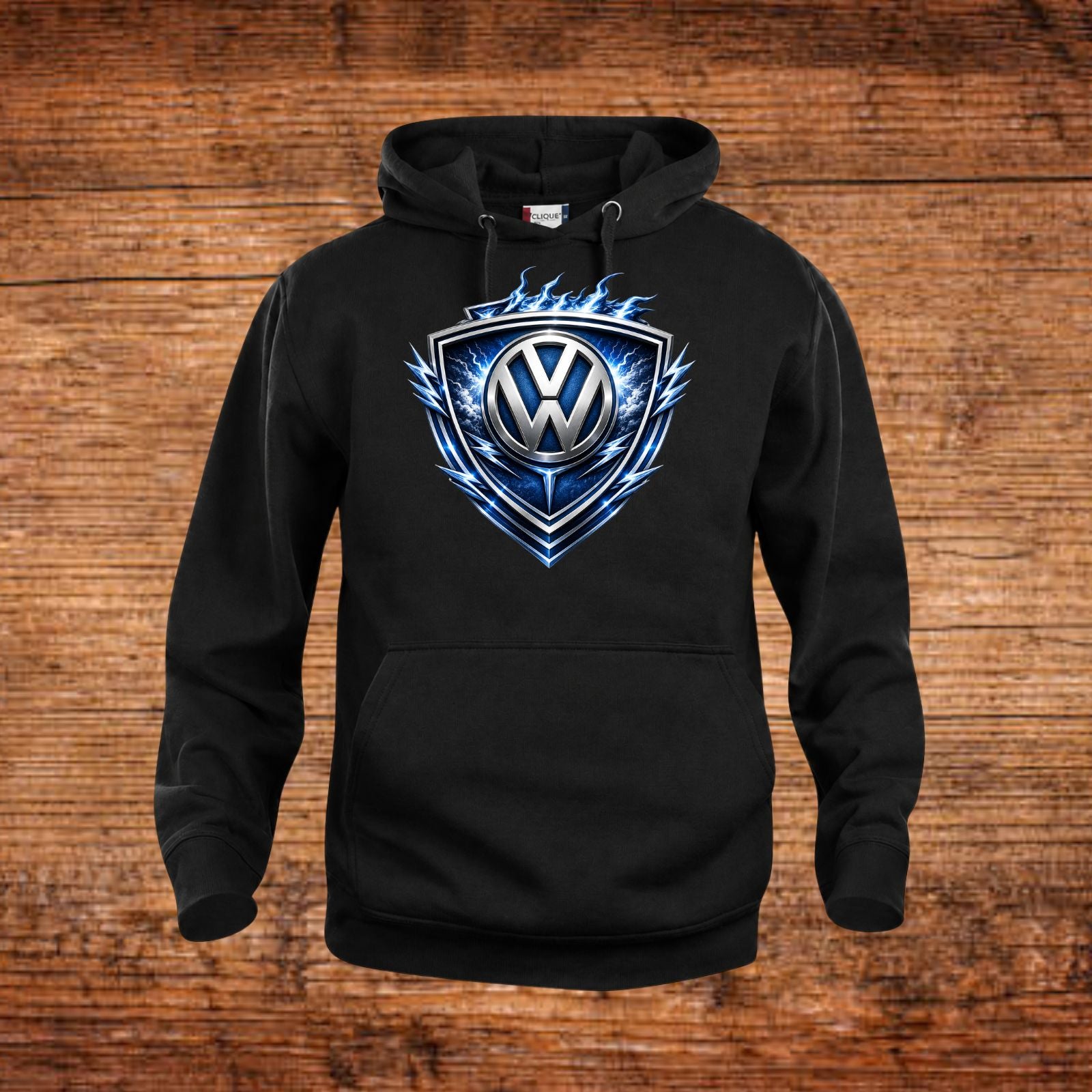 Schwarze Hoodie mit blauem VW-Emblem im Schild auf der Brust