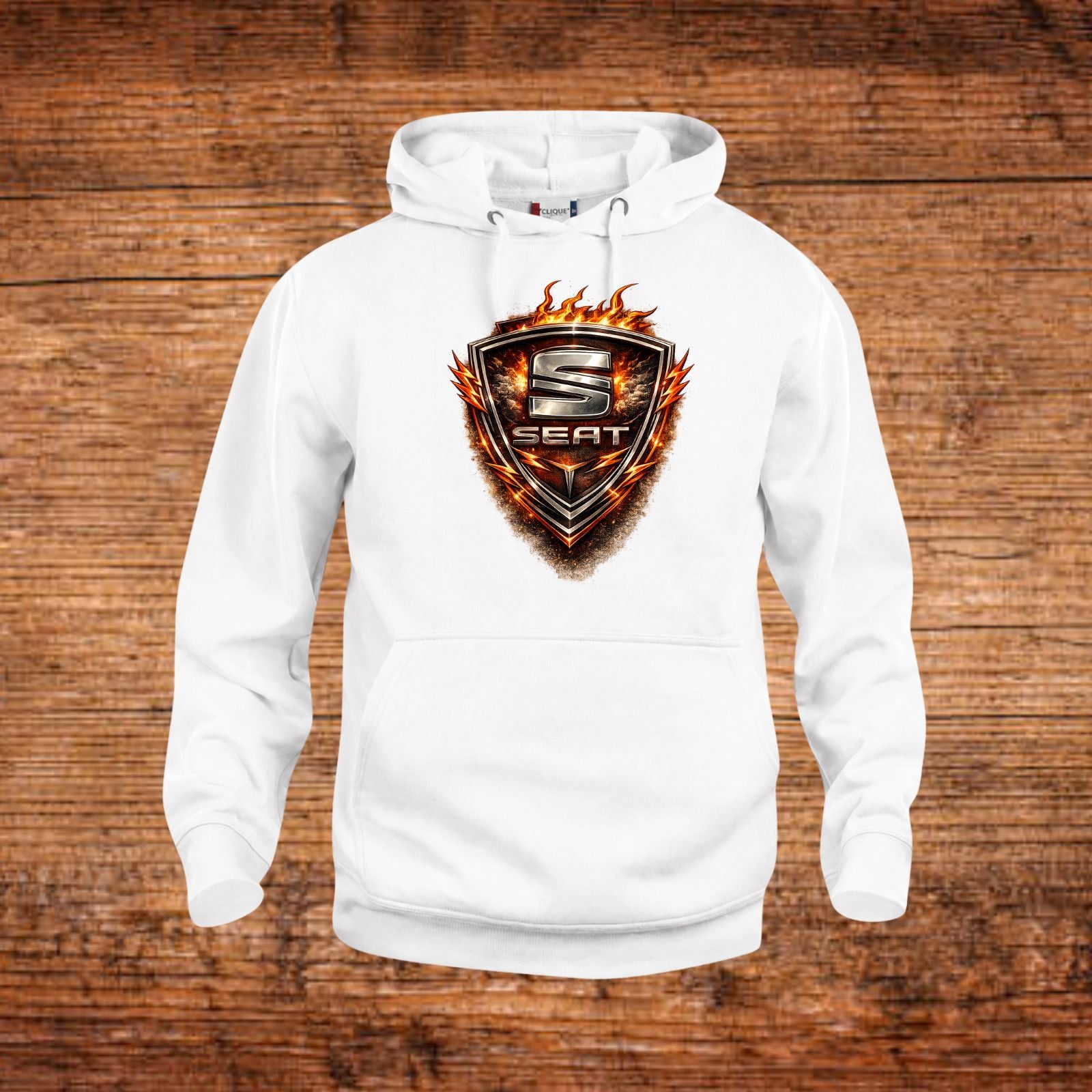 Weißer Hoodie mit Kapuze und Kängurutasche, großes SEAT-Emblem vorne.