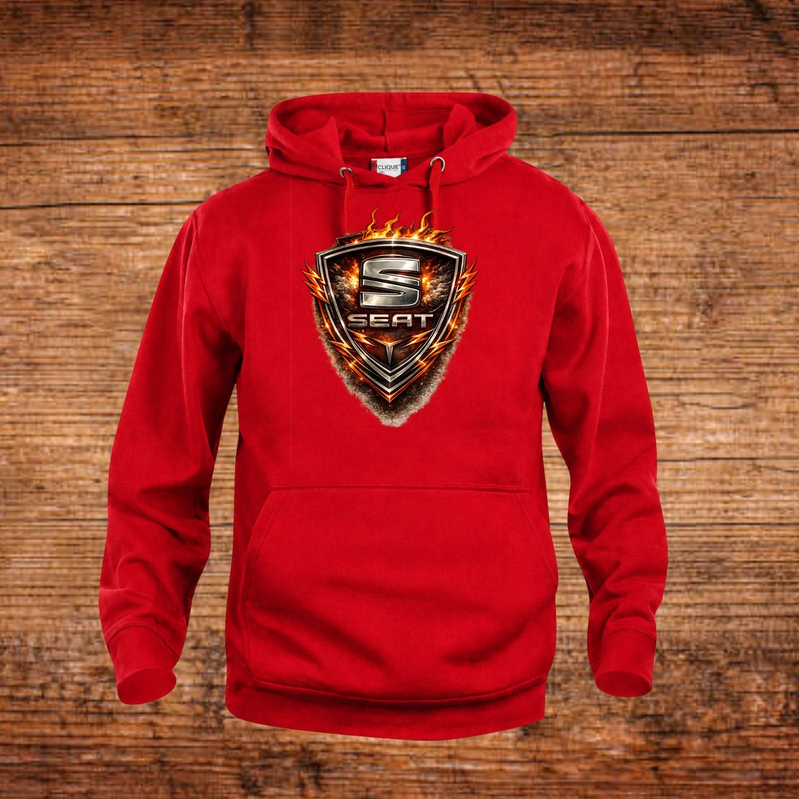 Roter Hoodie mit Kapuze und Kängurutasche, großes SEAT-Emblem vorne.