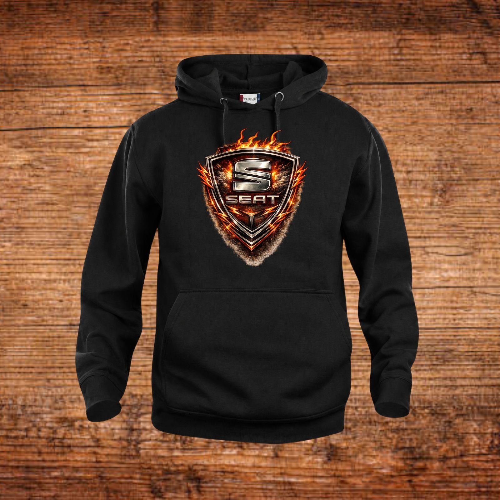 Schwarzer Hoodie mit Kapuze und Kängurutasche, großes SEAT-Emblem vorne.