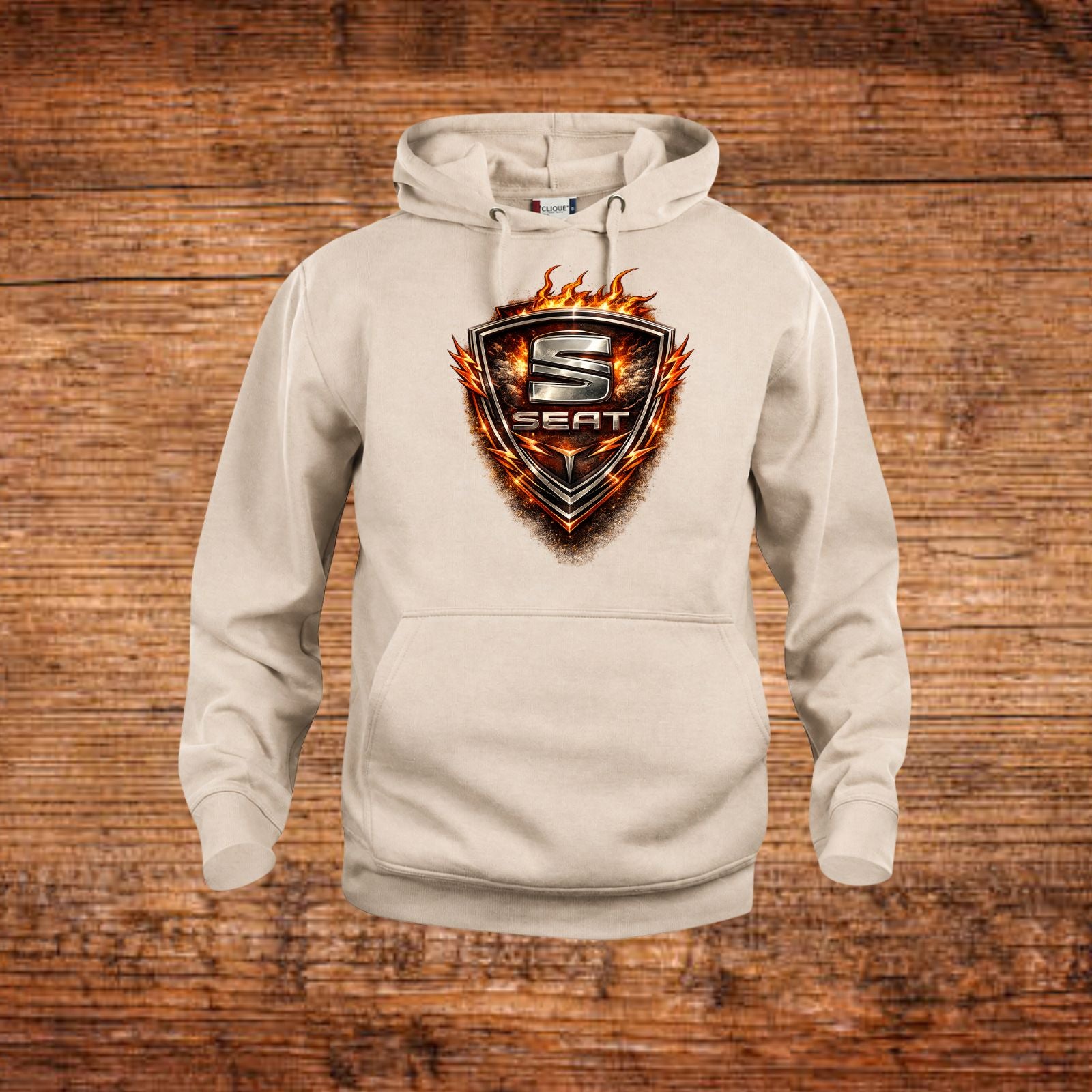 Beiger Hoodie mit Kapuze und Kängurutasche, großes SEAT-Emblem vorne.