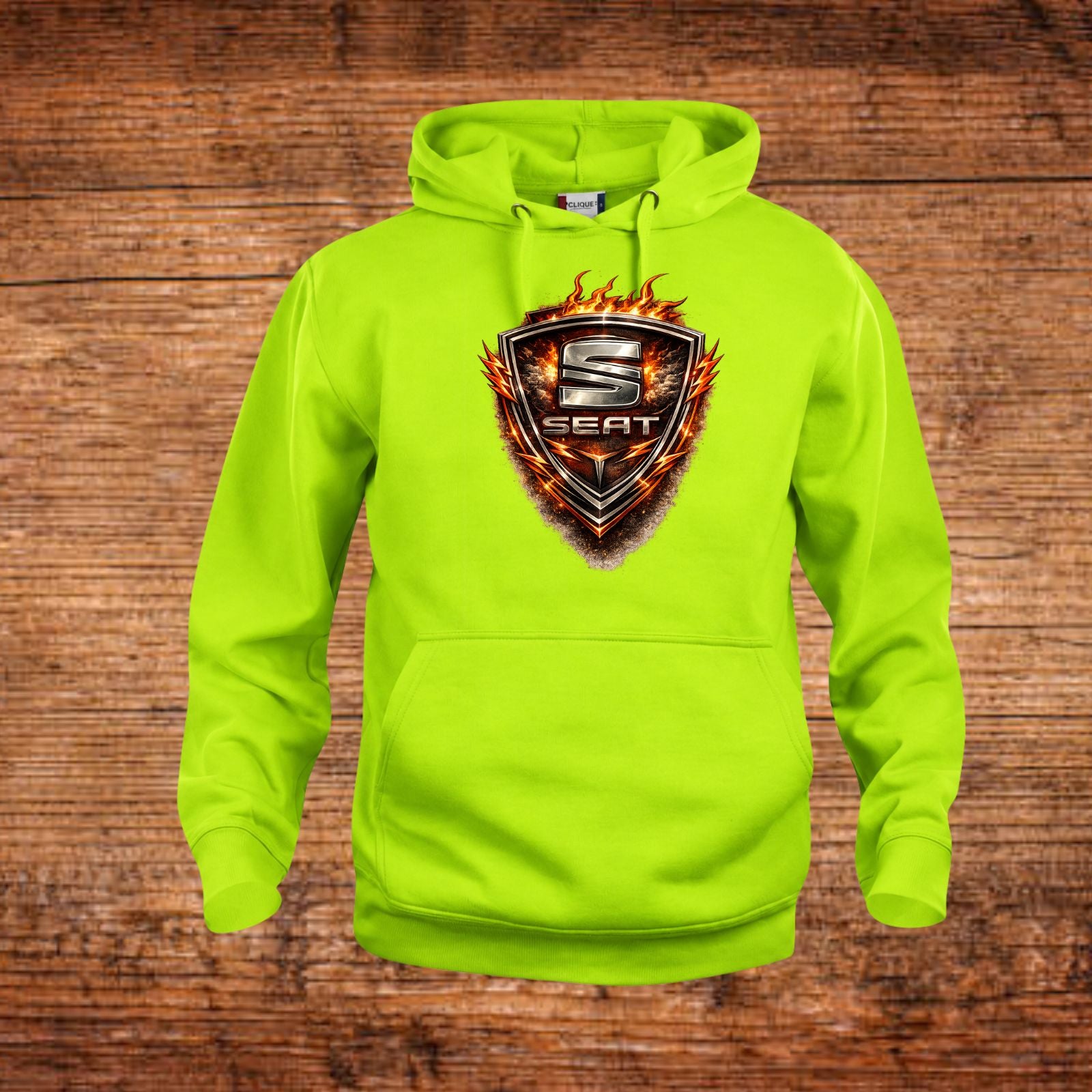 Neon-grüner Hoodie mit Kapuze und Kängurutasche, großes SEAT-Emblem vorne.