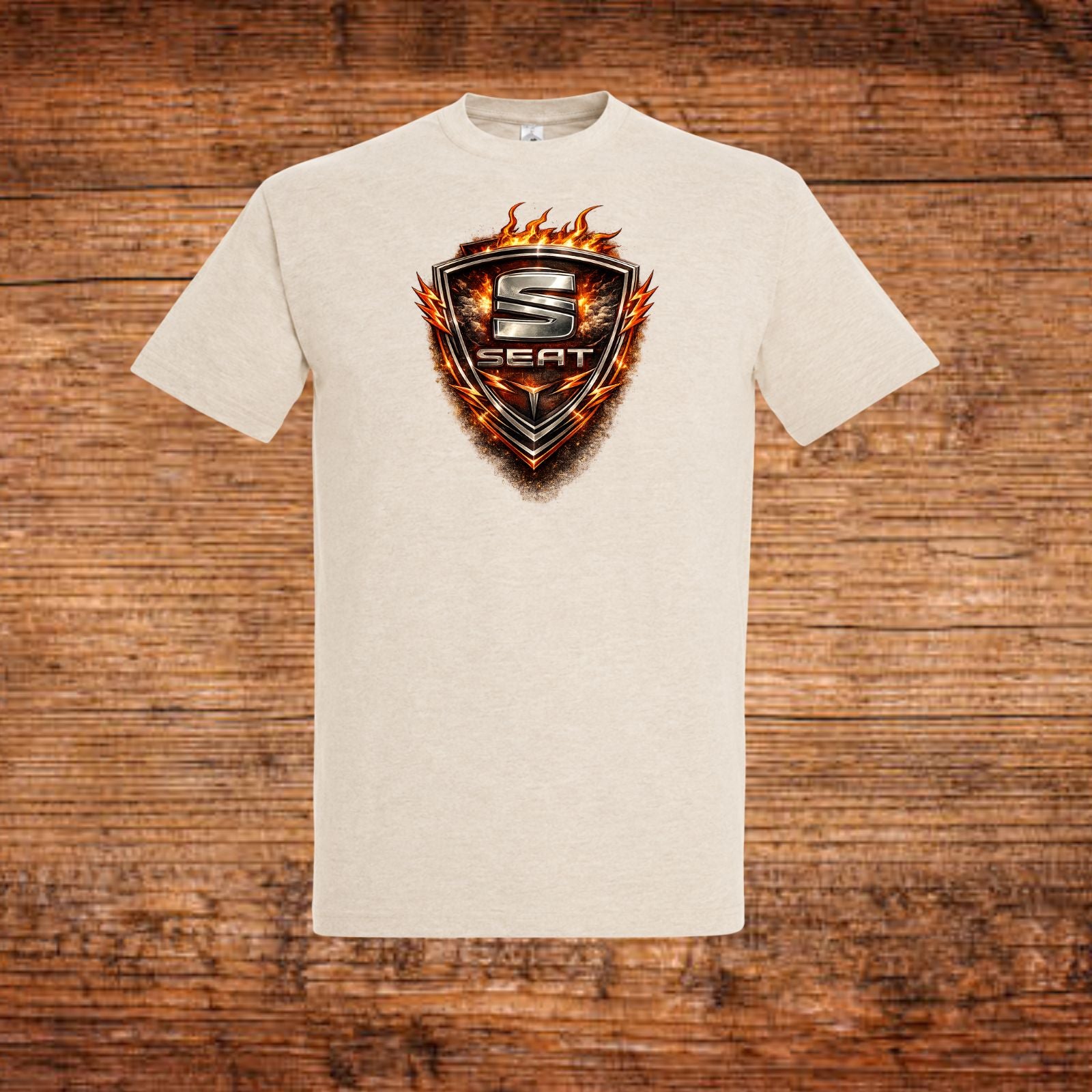 Beiges T-Shirt mit großem SEAT-Emblem-Aufdruck und Flammenmotiv auf der Brust