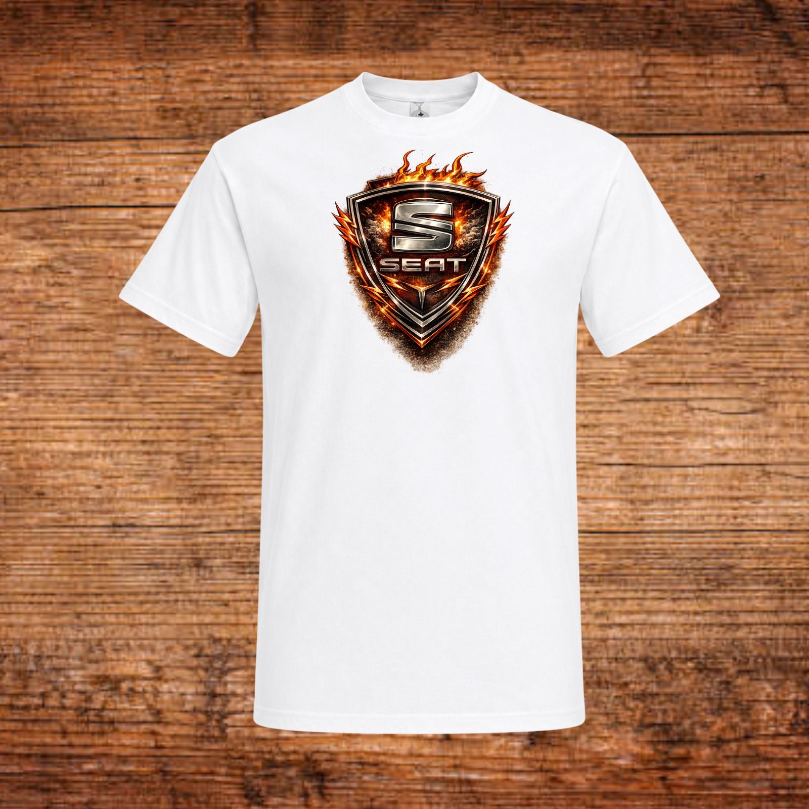 Weißes T-Shirt mit großem SEAT-Emblem-Aufdruck und Flammenmotiv auf der Brust