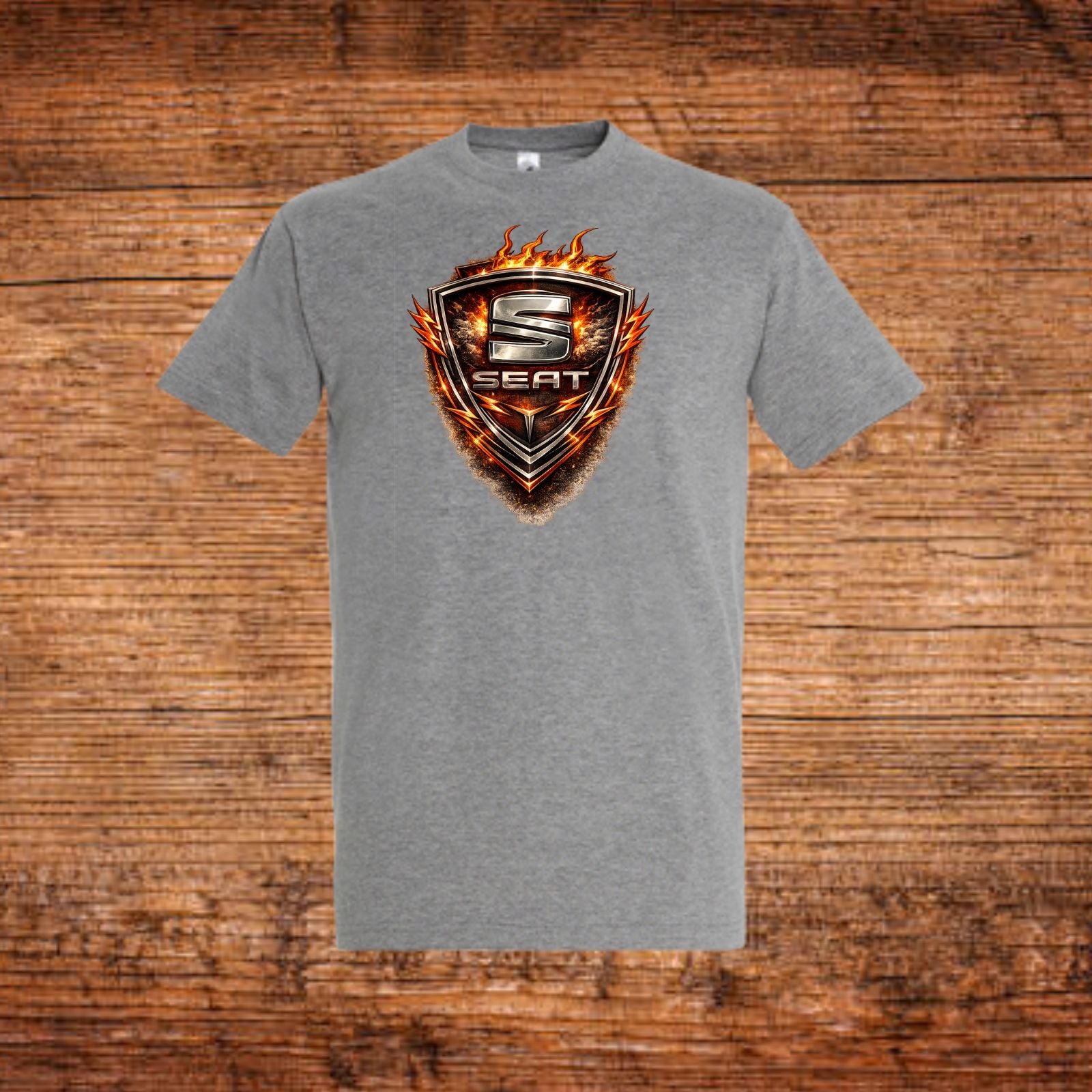 Graues T-Shirt mit großem SEAT-Emblem-Aufdruck und Flammenmotiv auf der Brust