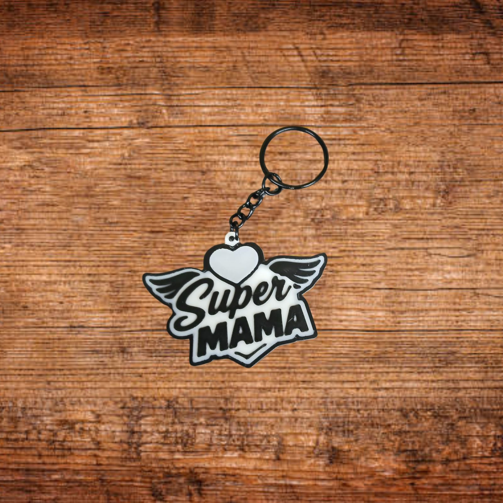 Schwarzer Schlüsselanhänger mit Herz- und Flügelaufdruck „Super Mama“