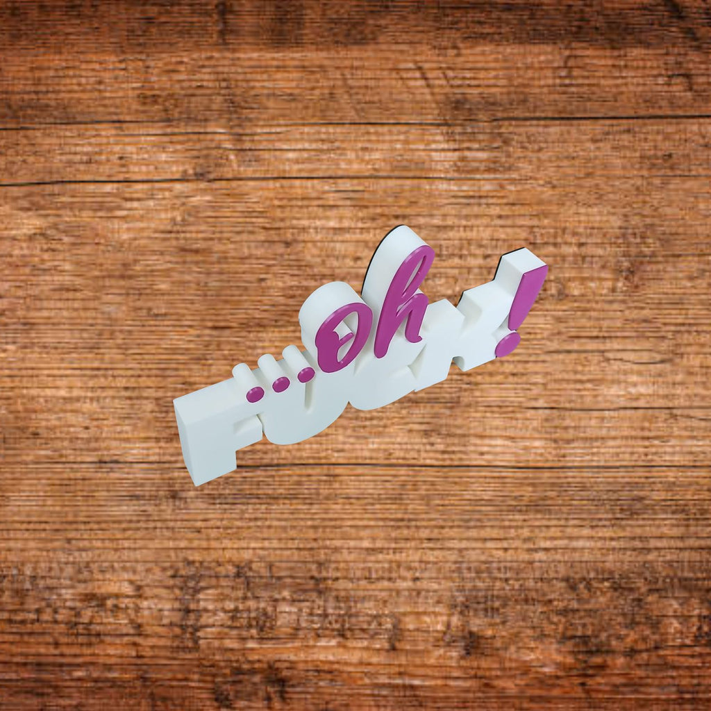 Tischaufsteller aus 3D-Druck, weißer „F*ck“-Schriftzug mit lila Details