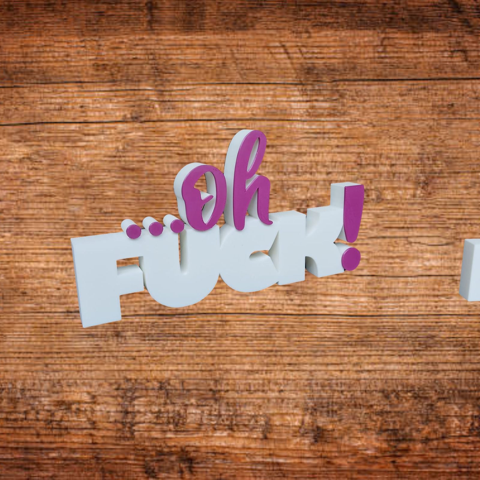 Tischaufsteller aus 3D-Druck mit weißem „F*ck“-Schriftzug und pink-lila Akzenten