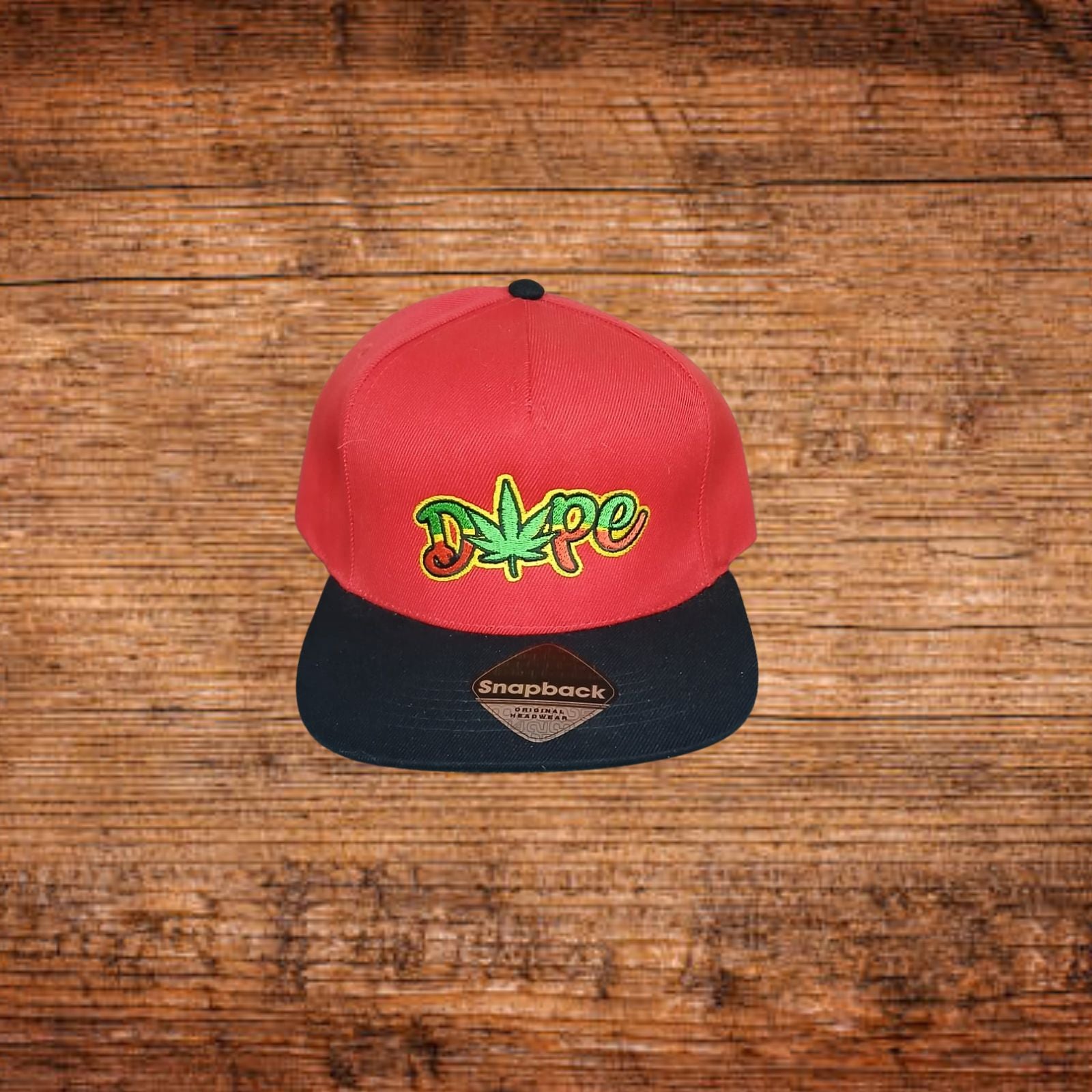 Snapback-Kappe mit rotem Dope-Logo und schwarzem Schirm