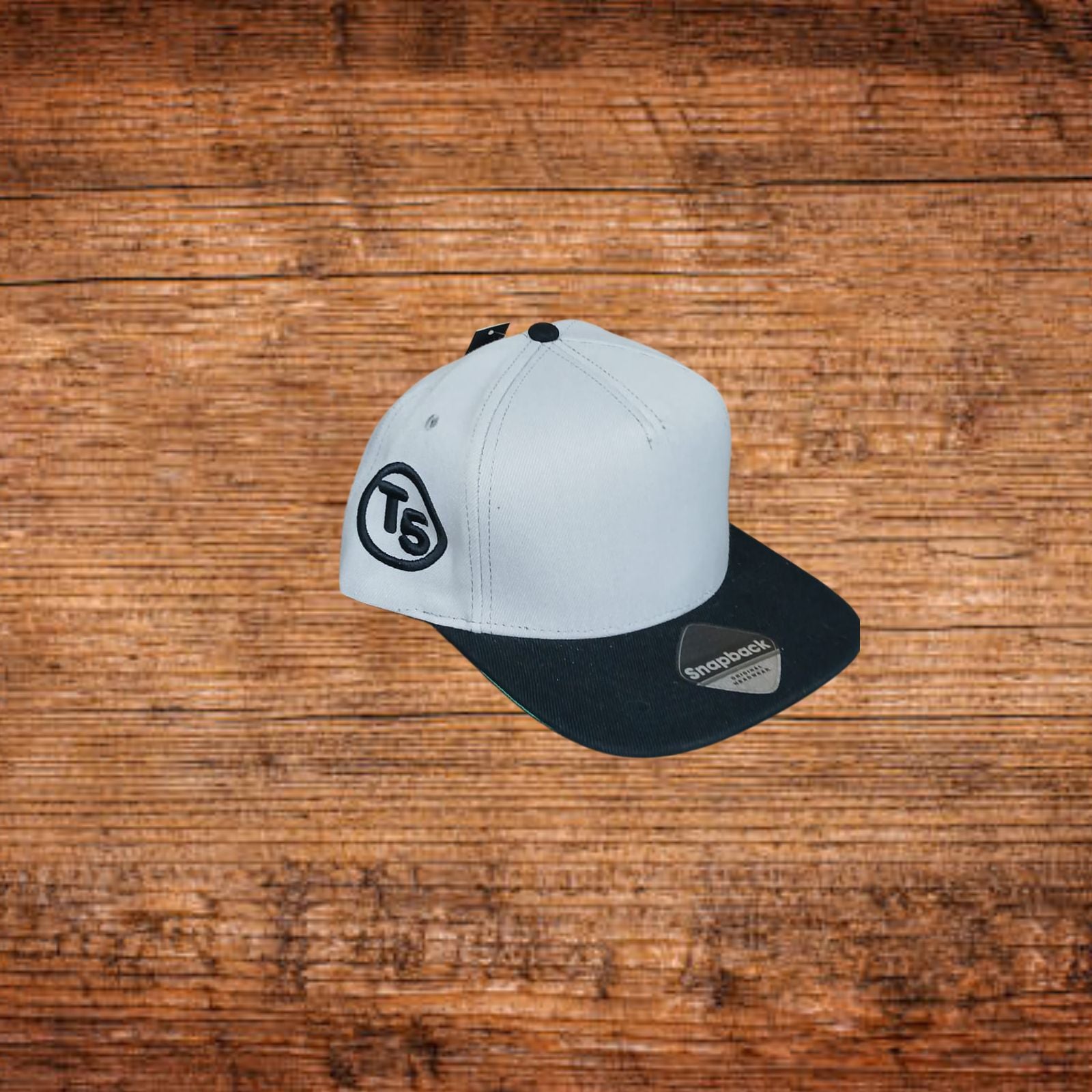 Snapback-Cap mit hellblauer Front und schwarzem Schirm, Logo vorne