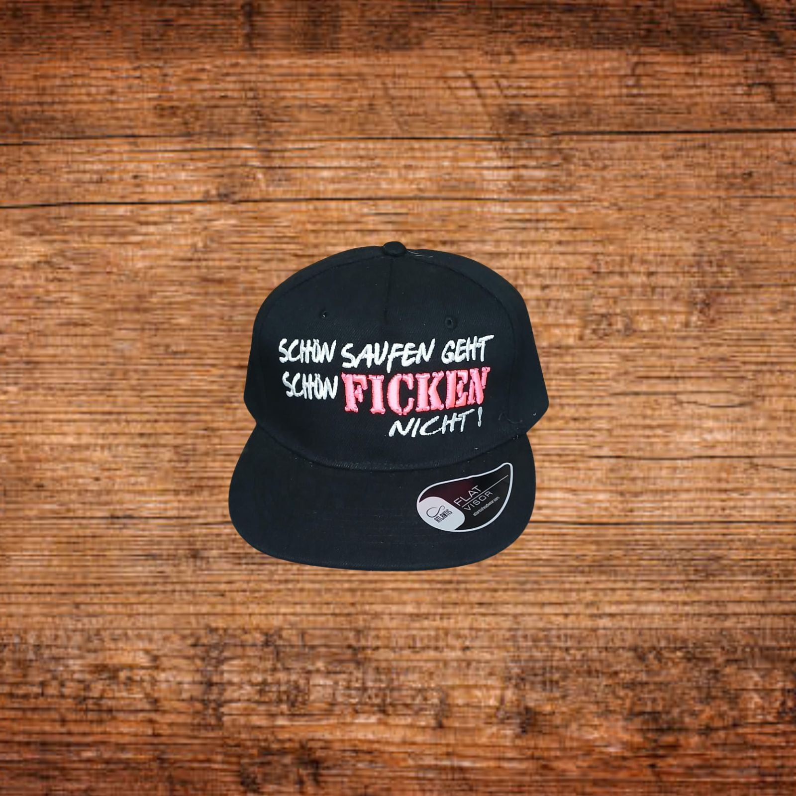Schwarze Snapback-Cap mit Frontstickerei und farbiger Schrift