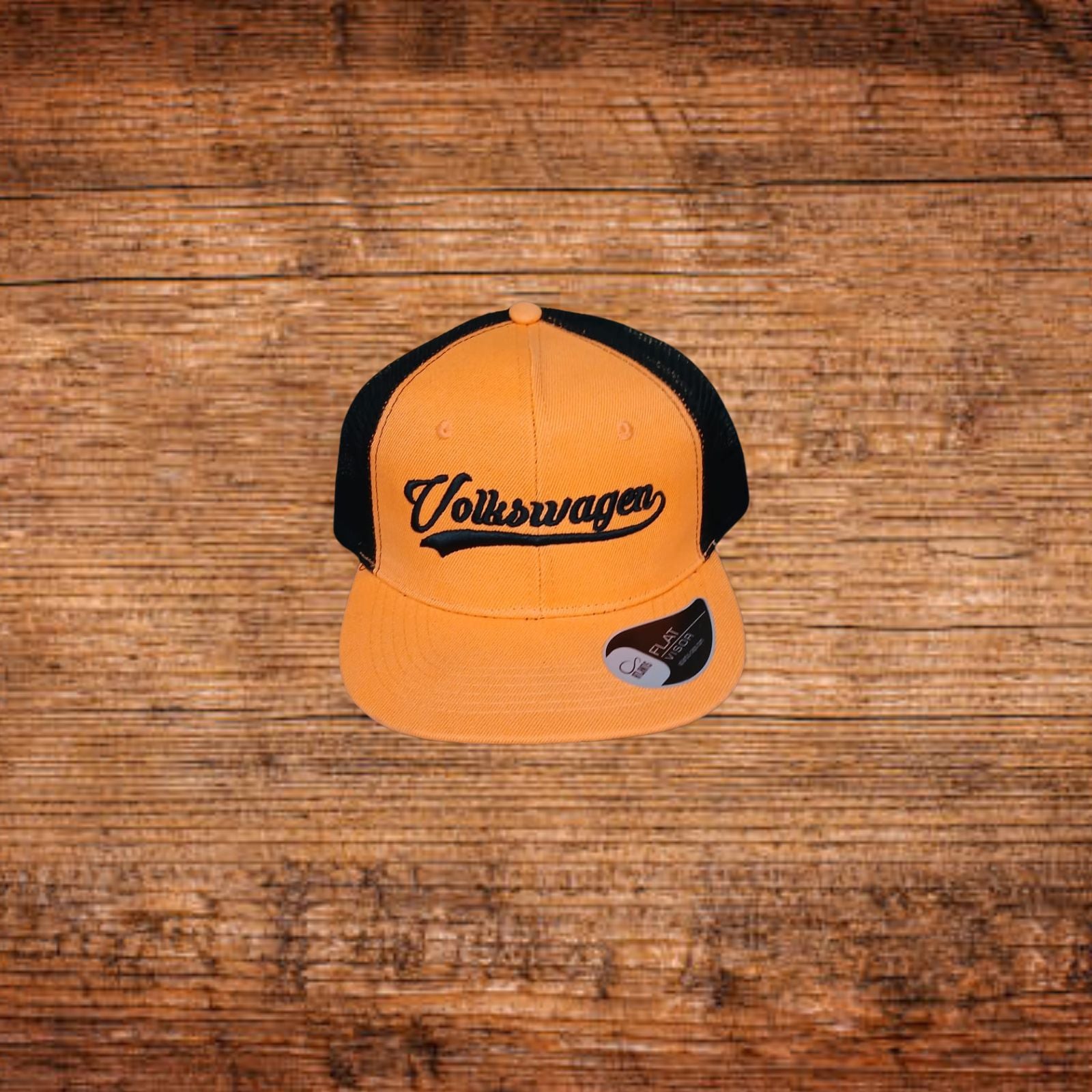 Snapback-Cap mit orangefarbenem Vorderteil, schwarzem Mesh und Volkswagen-Aufdruck.