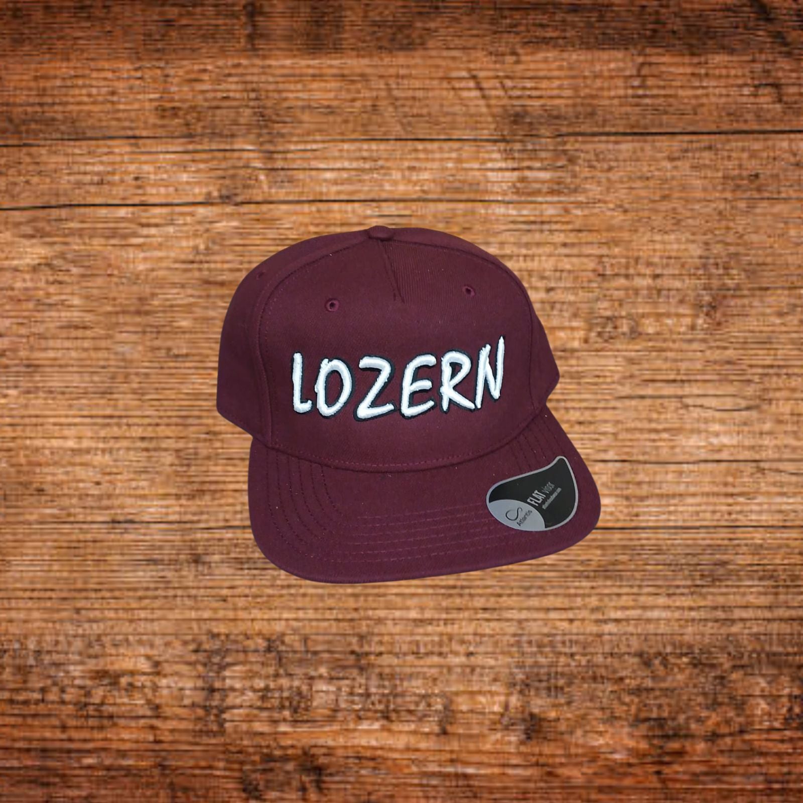 Burgunderfarbene Snapback-Cap mit Stickschrift „LOZERN“ vorne