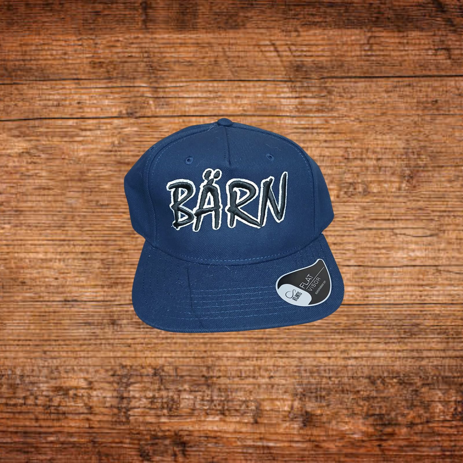 Snapback-Mütze Bärn, dunkelblaue Kappe mit „BÄRN“-Logo und Seitenlabel