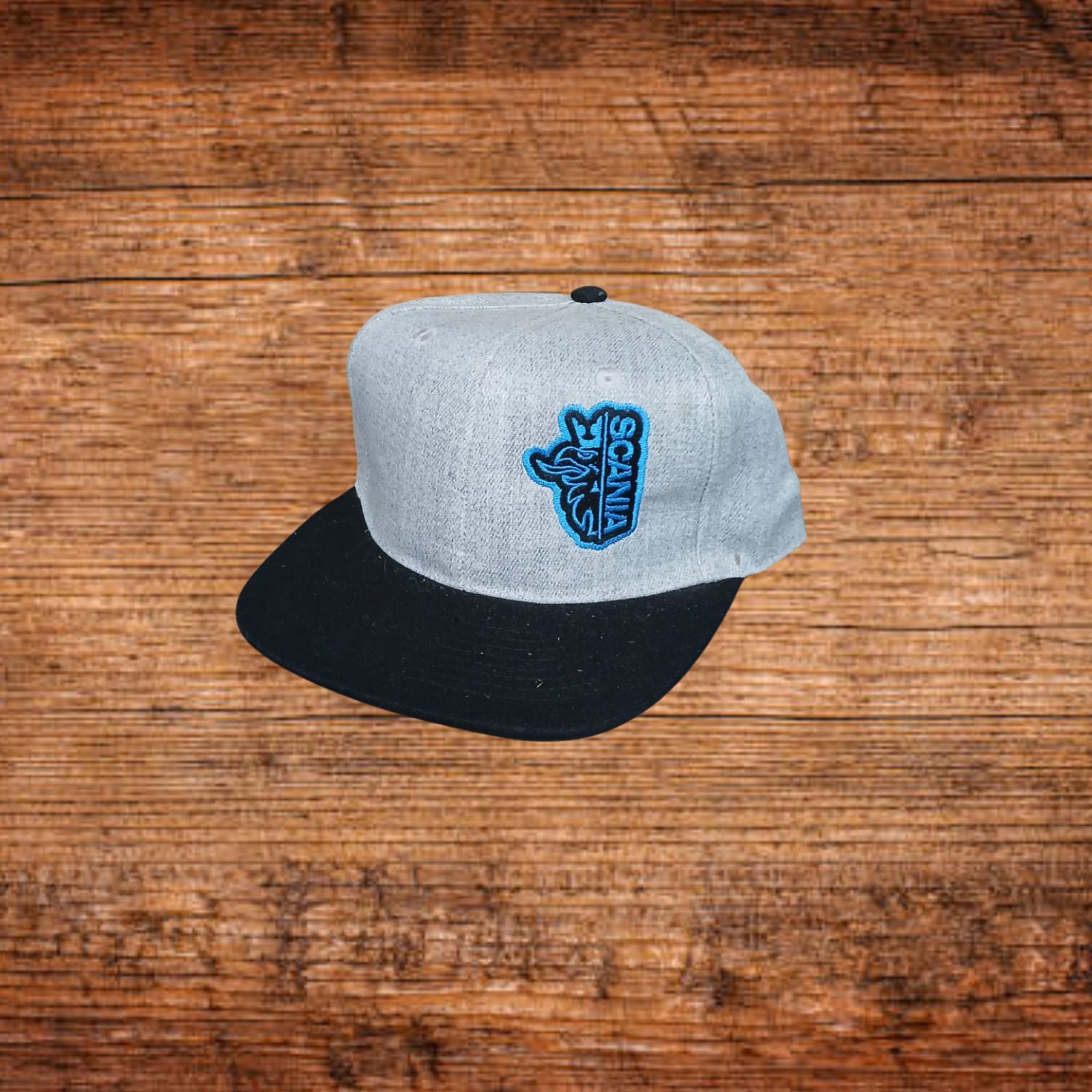 Snapback-Cap mit kleinem Scania-Logo, hellgrau mit schwarzem Schirm
