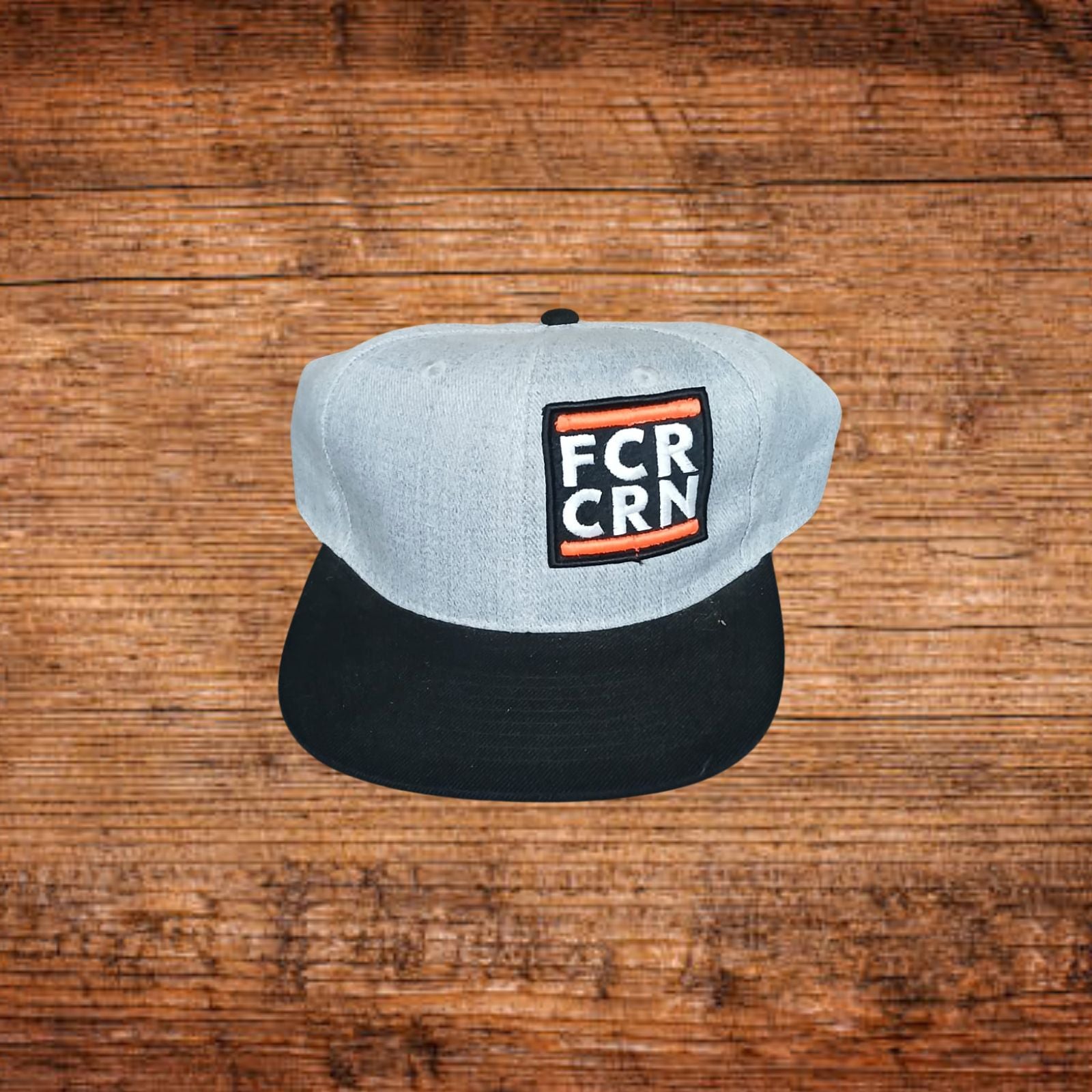 Snapback-Kappe mit zweifarbigem Design hellgrau/schwarz und FCRCRN-Logo vorne