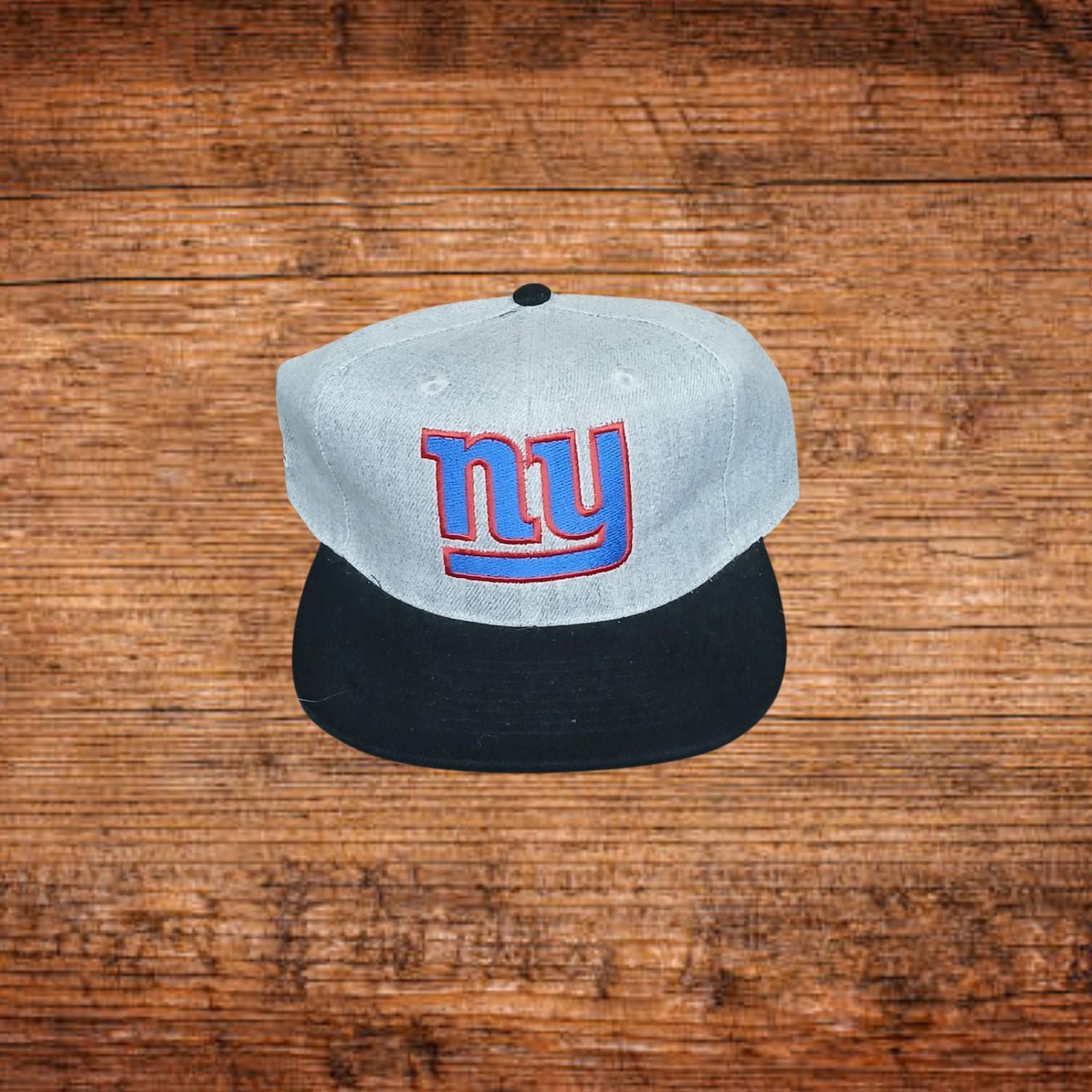 Snapback-Cap: hellgrau, schwarzer Schirm, rotes NY-Logo