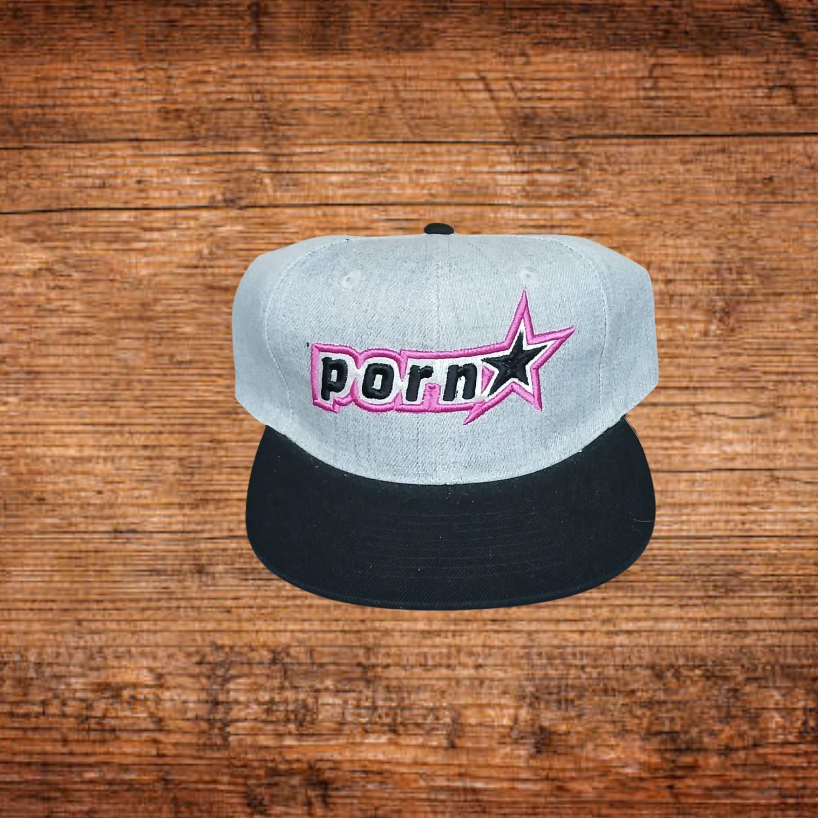 Snapback-Cap mit grauem Oberteil, schwarzem Schirm und pinkem Schriftlogo