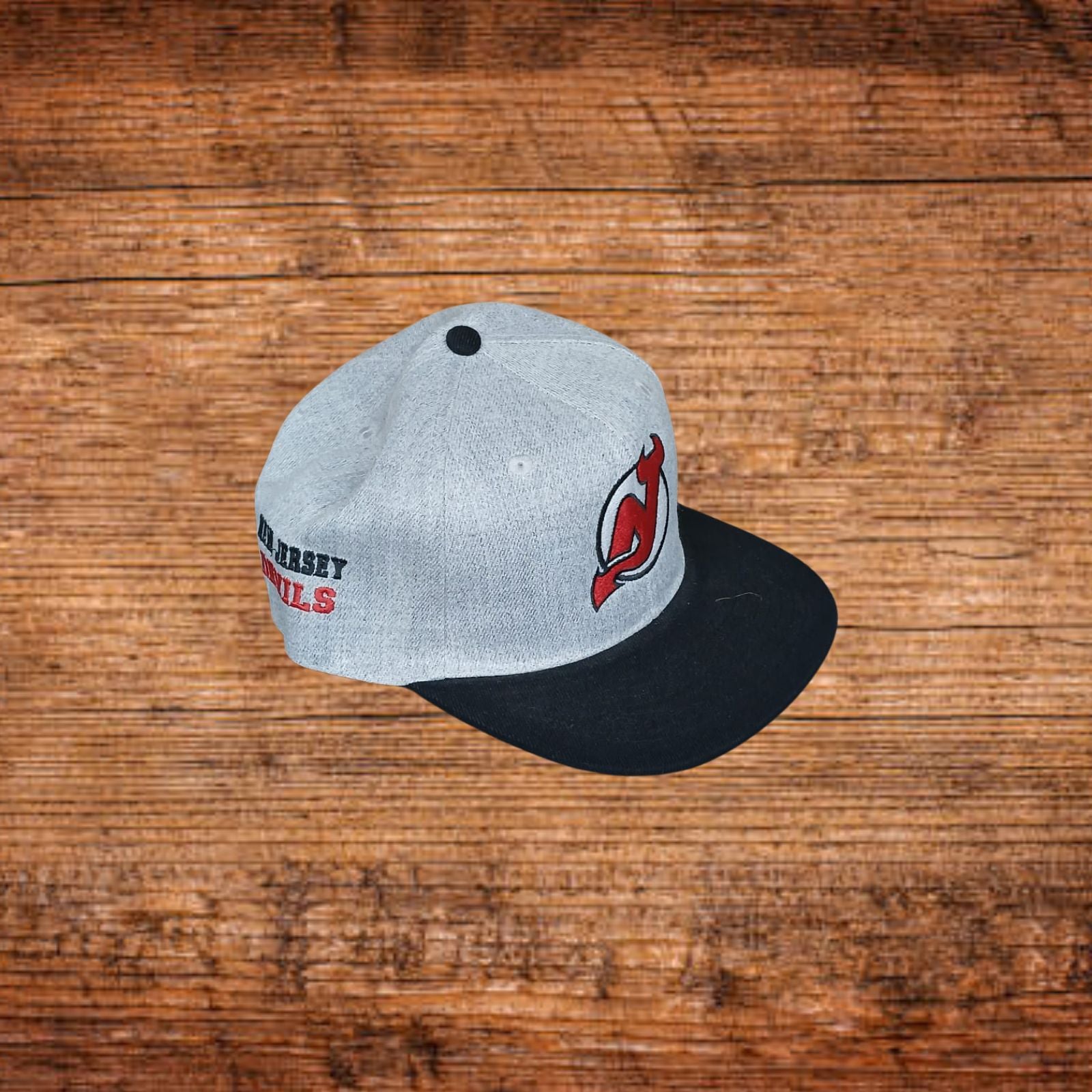 Snapback-Kappe in hellgrau-schwarz mit Team-Logo vorne