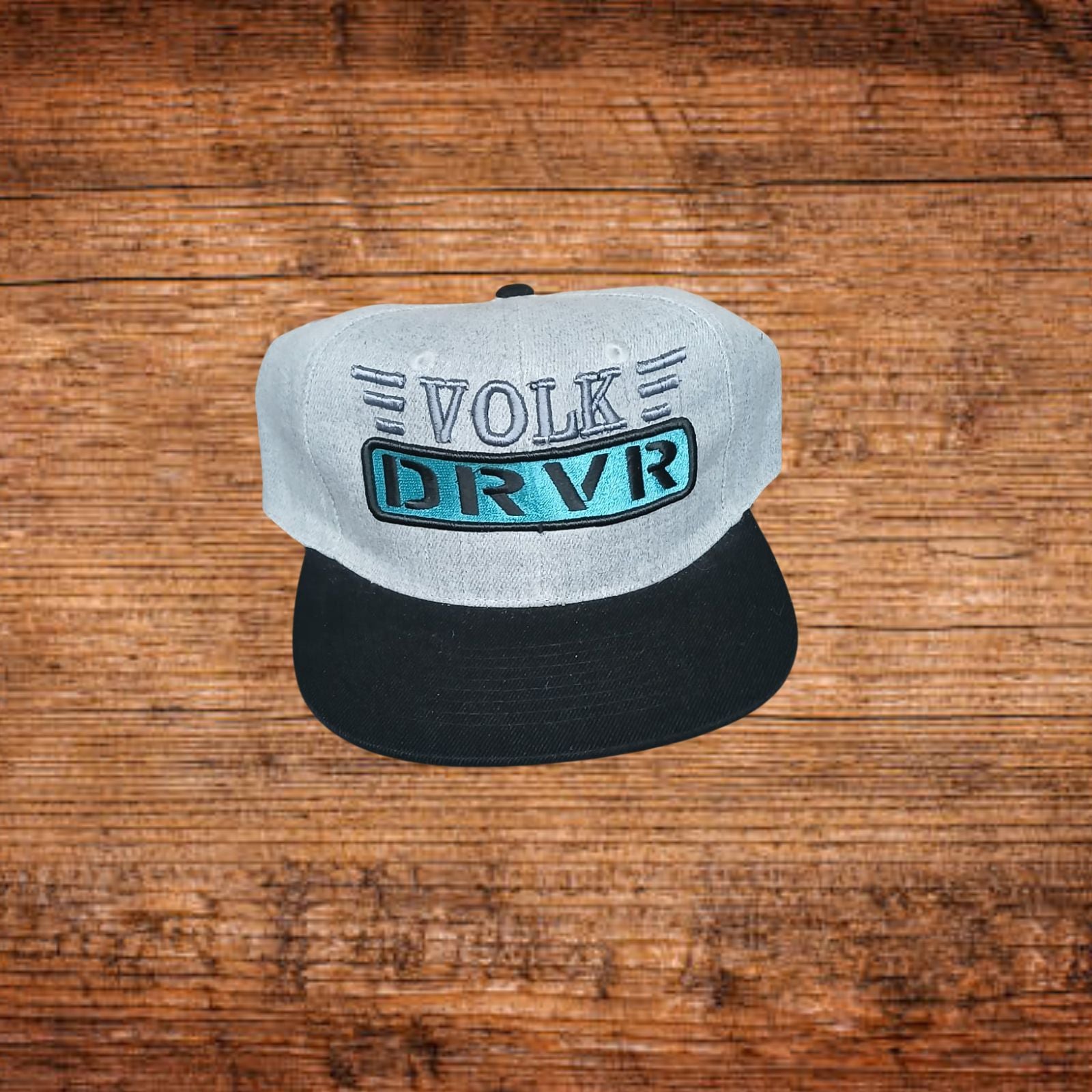 Snapback-Kappe hellgrau/schwarz mit VOLK-DRVR-Logo vorne