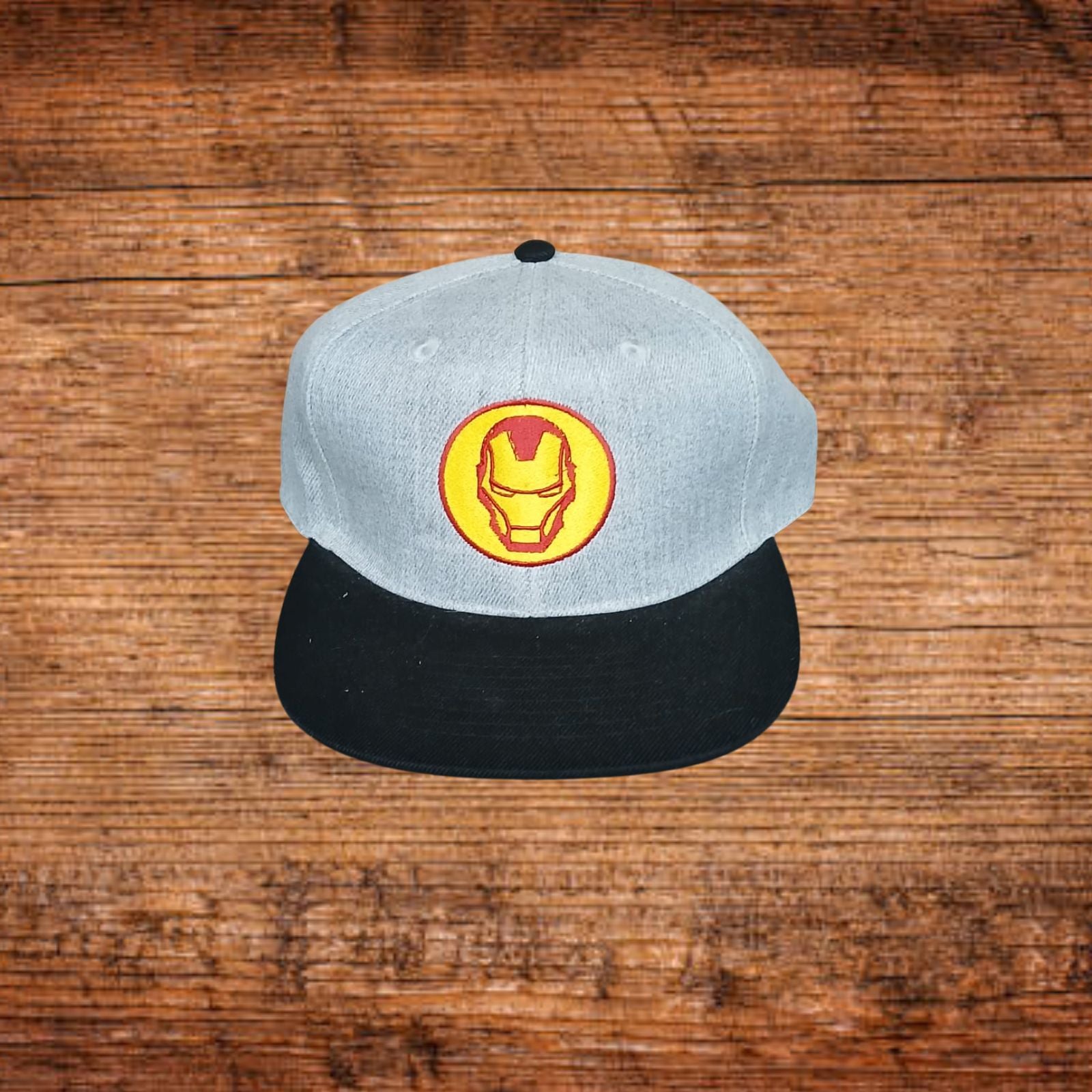 Snapback-Kappe in Hellgrau und Schwarz mit rundem Iron-Man-Emblem vorne