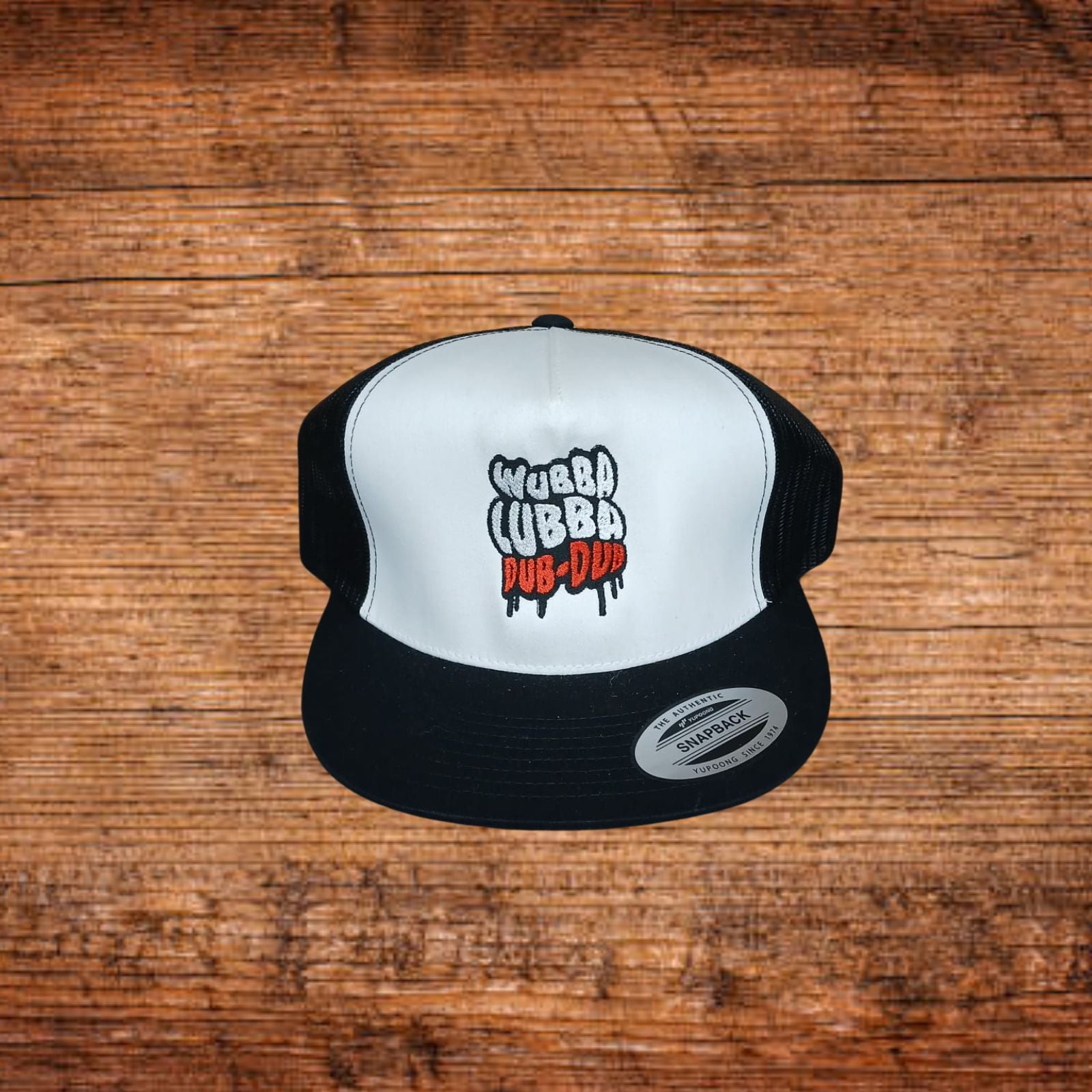 Wubba Lubba Kappe, schwarze Mesh-Seiten, weißes Frontpanel mit Logo