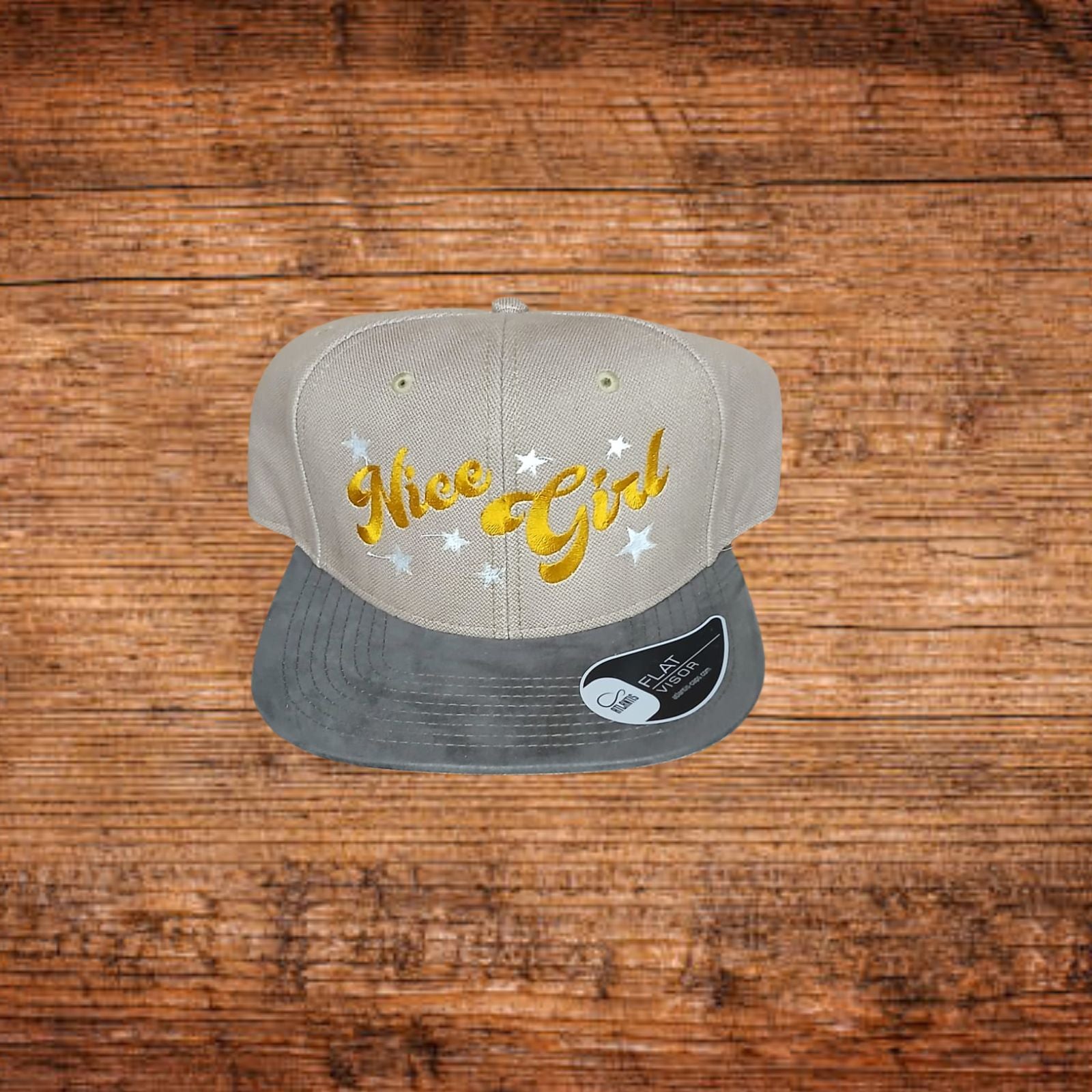Beige Cap mit Stickerei „Nice Girl“ und grauem Schirm