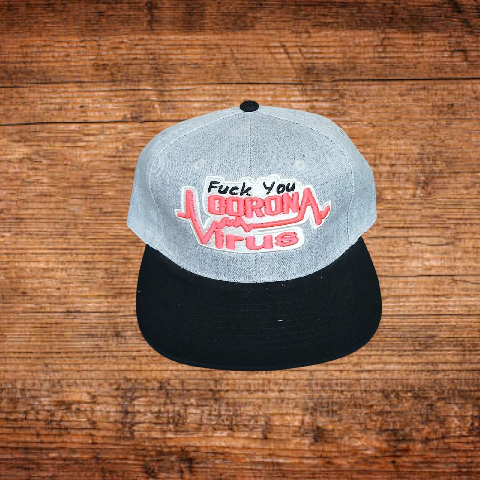 Snapback-Cap mit hellblauer Front, schwarzem Schirm und besticktem Schriftzug