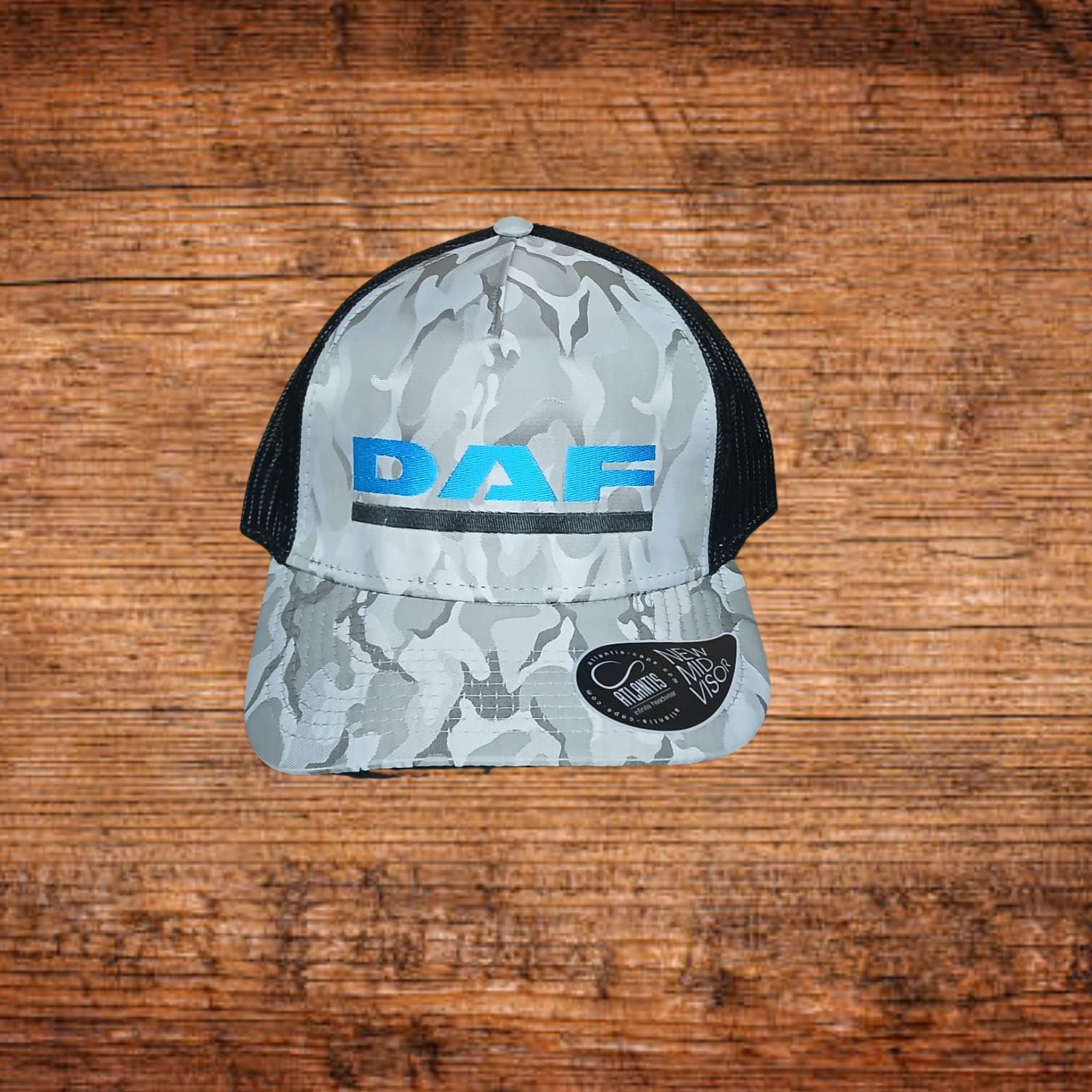 Camouflage-Basecap mit schwarzem Mesh und grauem Tarnmuster vorn, DAF‑Logo blau