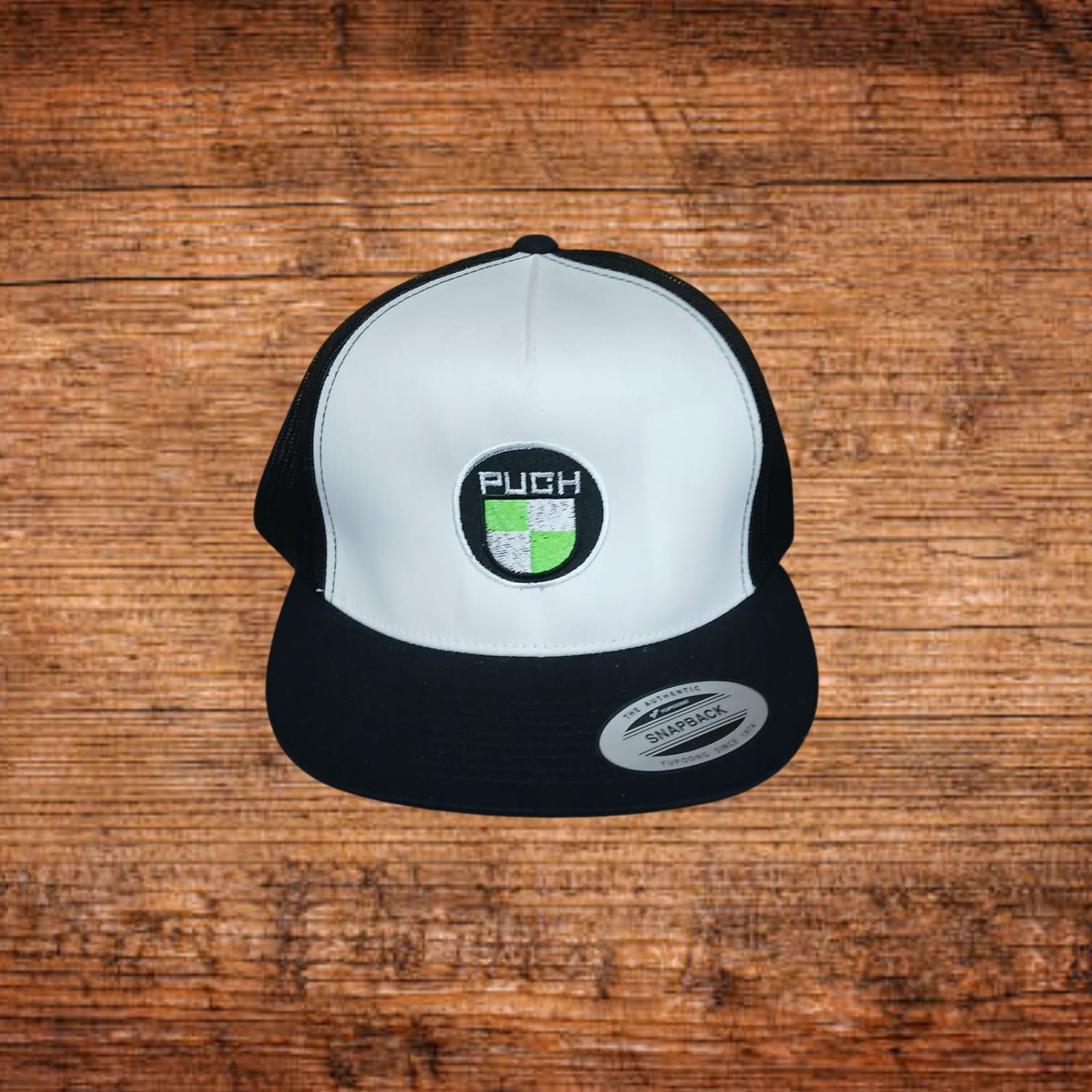 Basecap mit zweifarbigem Stoff (weiß/schwarz) und PUCH-Logo-Patch vorne