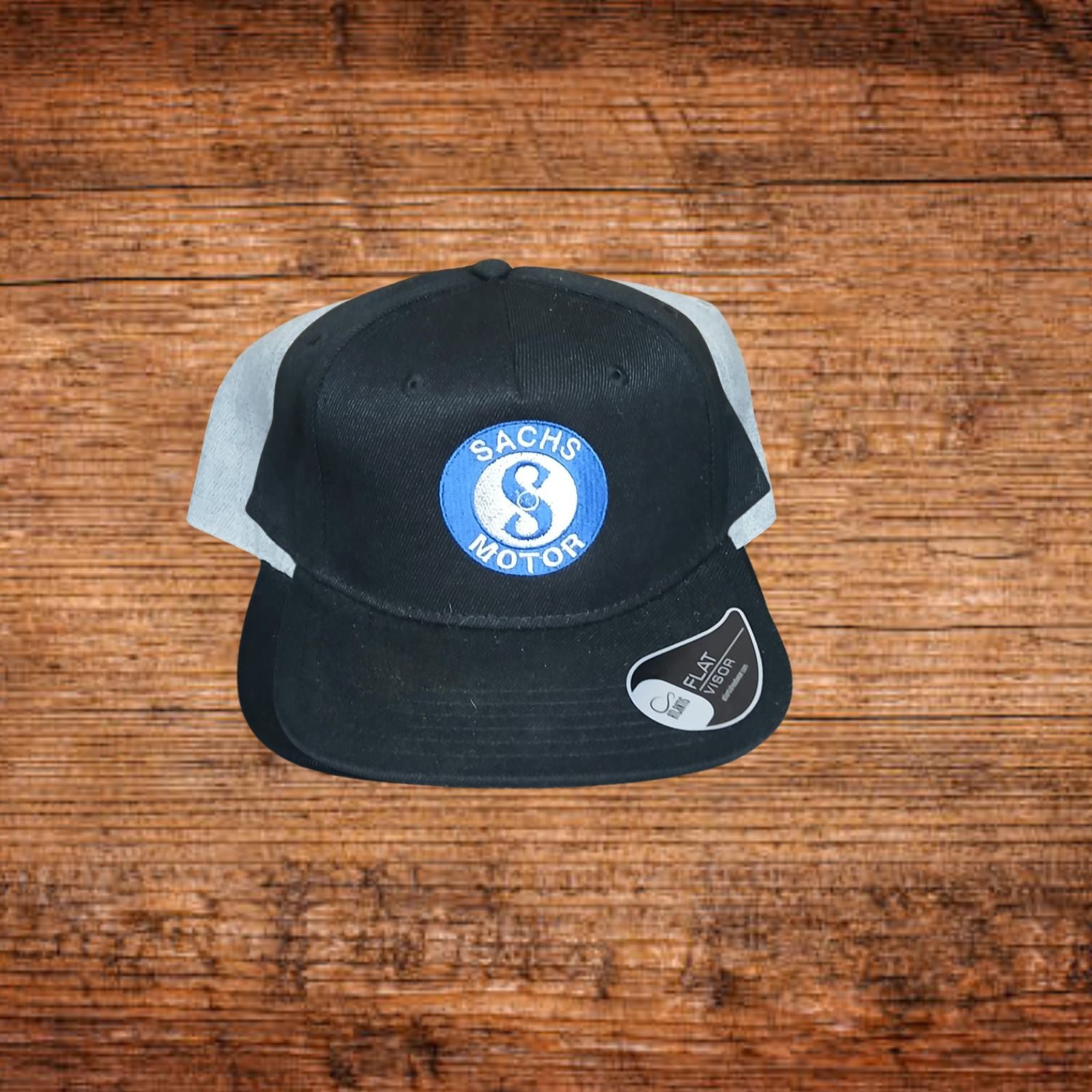 Snapback-Cap mit schwarzer Vorderseite, grauen Seiten und rundem Sachs-Motor-Logo
