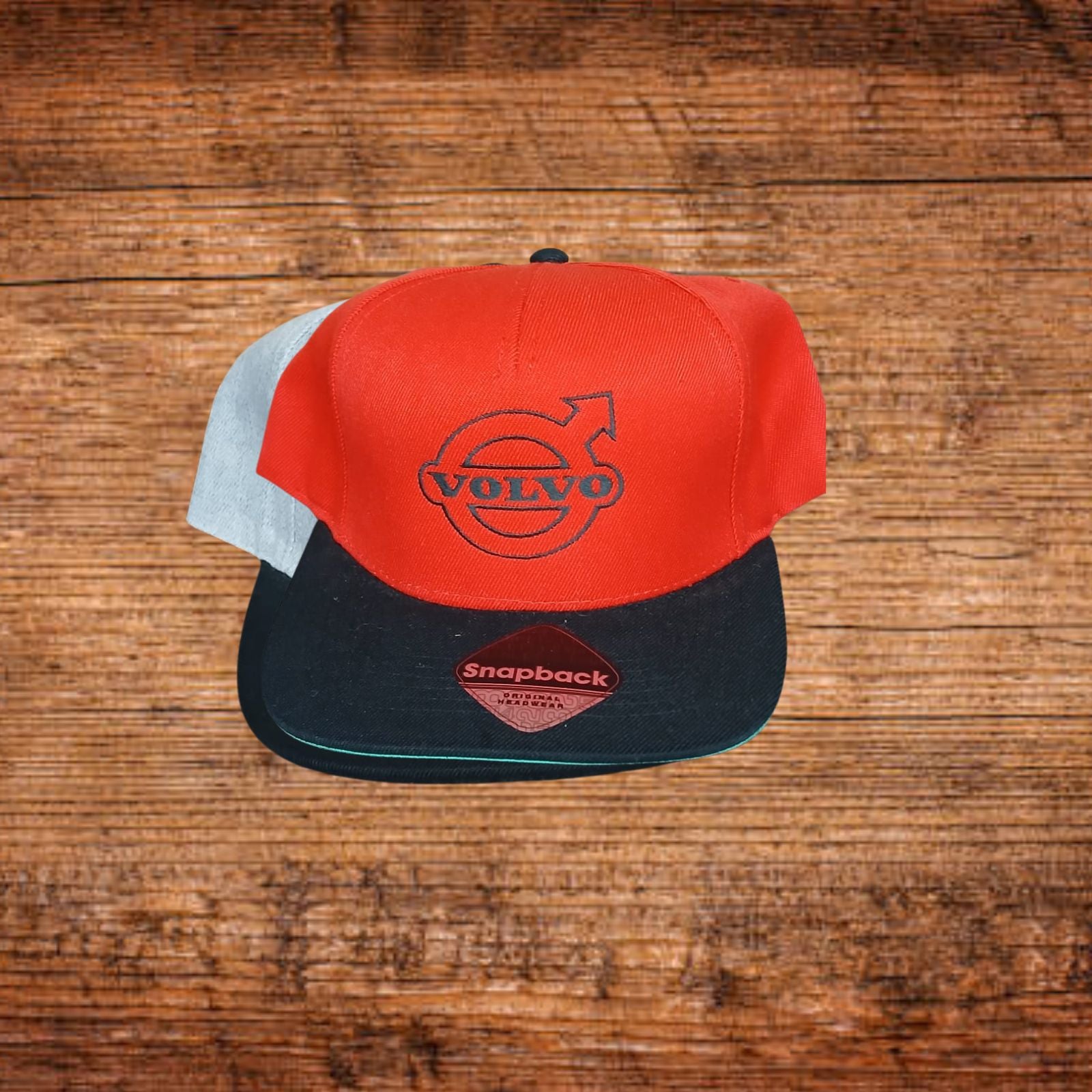 Snapback-Cap von Volvo mit rotem und schwarzem Frontpanel und Volvo-Logo