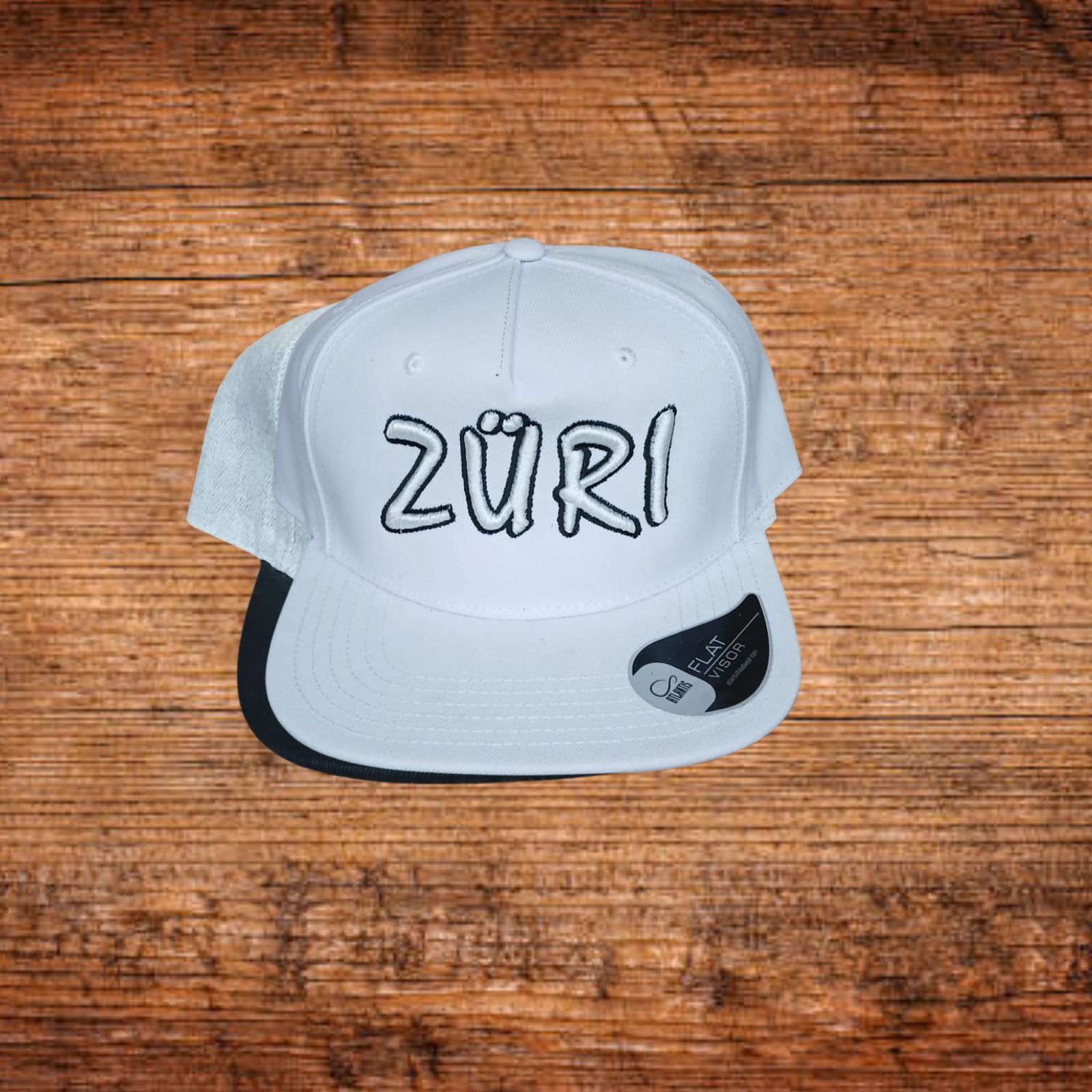 Hellblaue Snapback-Kappe mit besticktem Züri-Logo und Logo-Aufnäher am Schirm