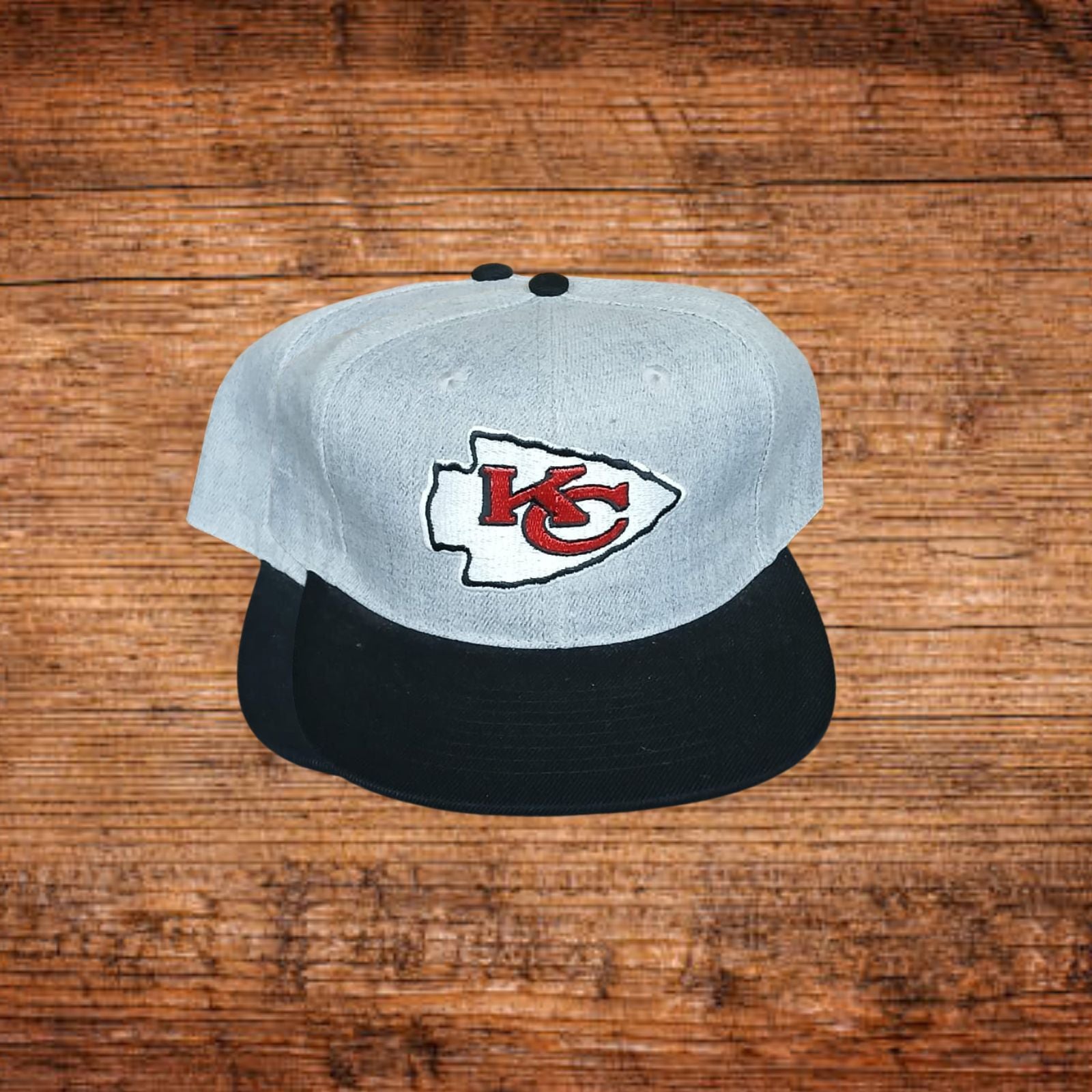 Snapback-Kappe, hellblaue Vorderseite mit KC-Logo, schwarzer Schirm und Einsatz